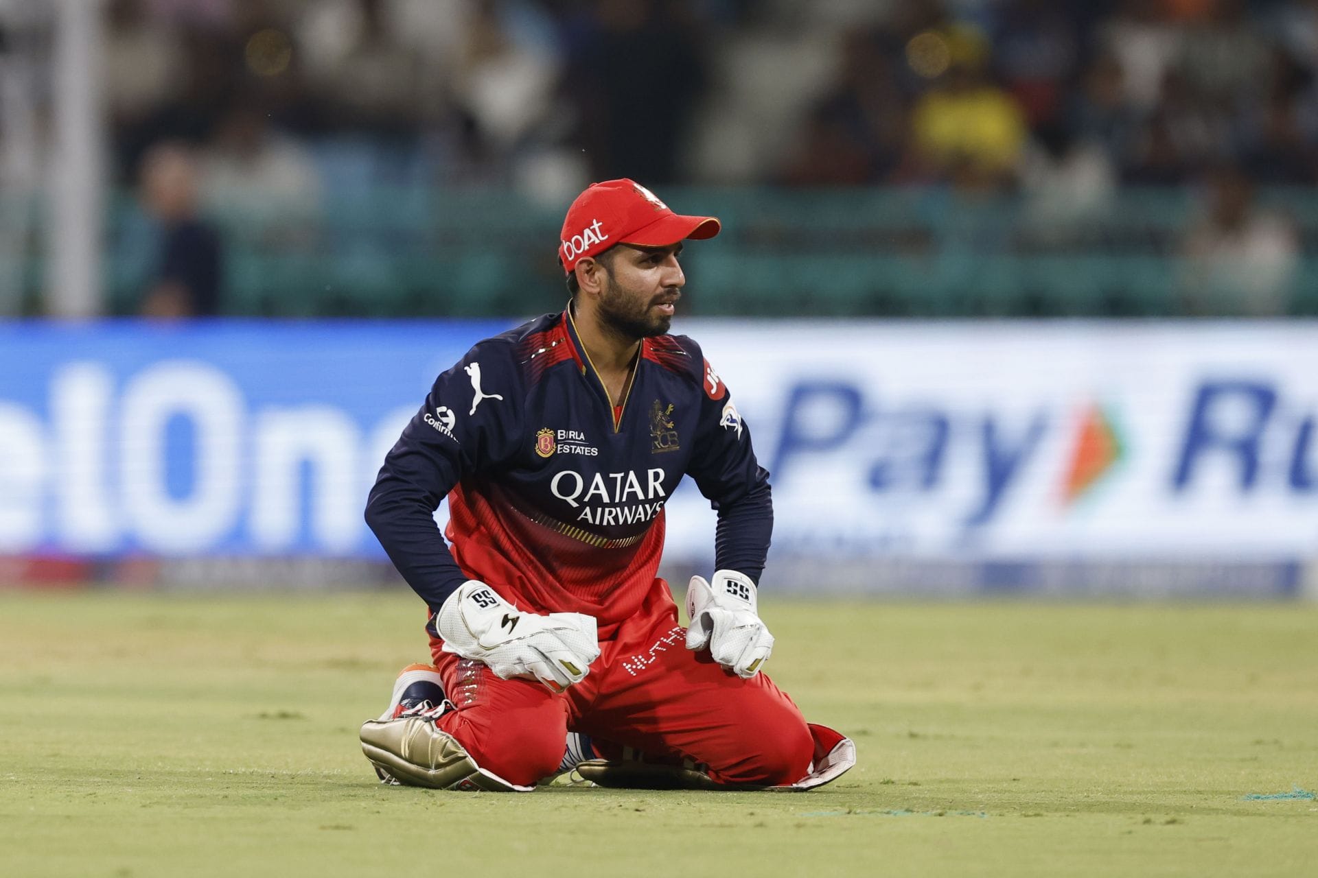 Jitesh Sharma clinches a one-handed diving stunner to send Sameer Rizvi for 2 in RCB vs DC IPL 2026 match [Watch] 