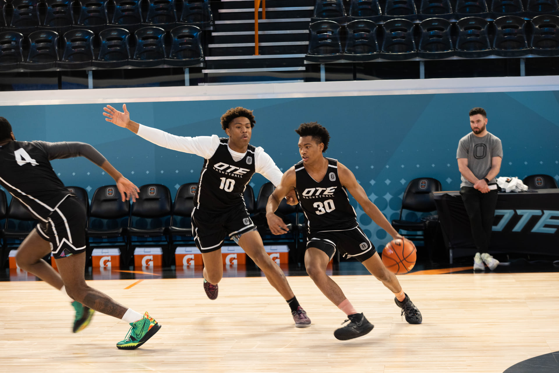 “Benjamin Button of basketball,” “How is this legal”: Fans rip Bucky McMillan as Knicks G League’s Bryson Warren commits to Texas A&M