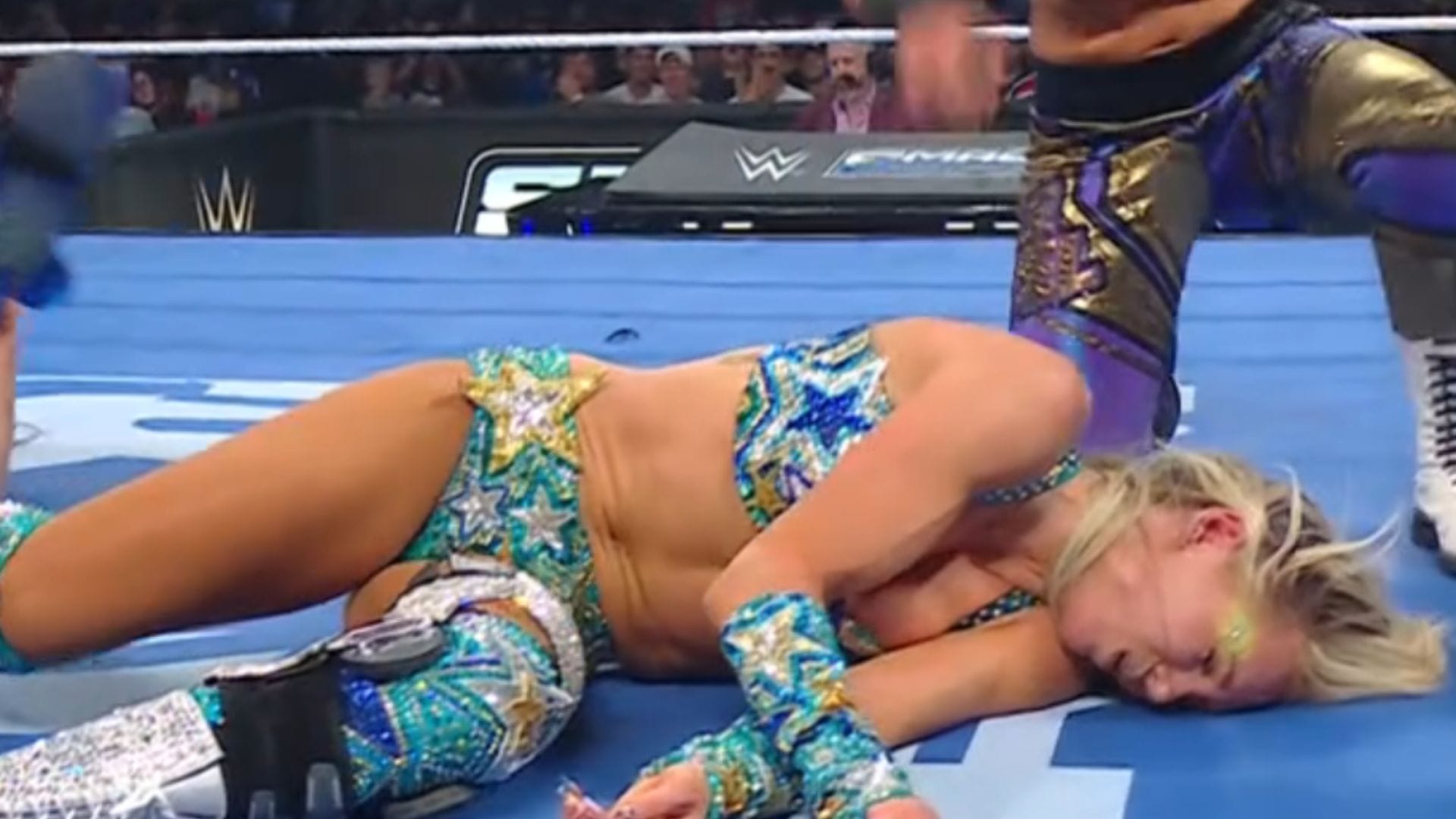 BREAKING: Charlotte Flair Suffers Wardrobe Mishap On WWE SmackDown; Bayley Helps With Subtle Move
