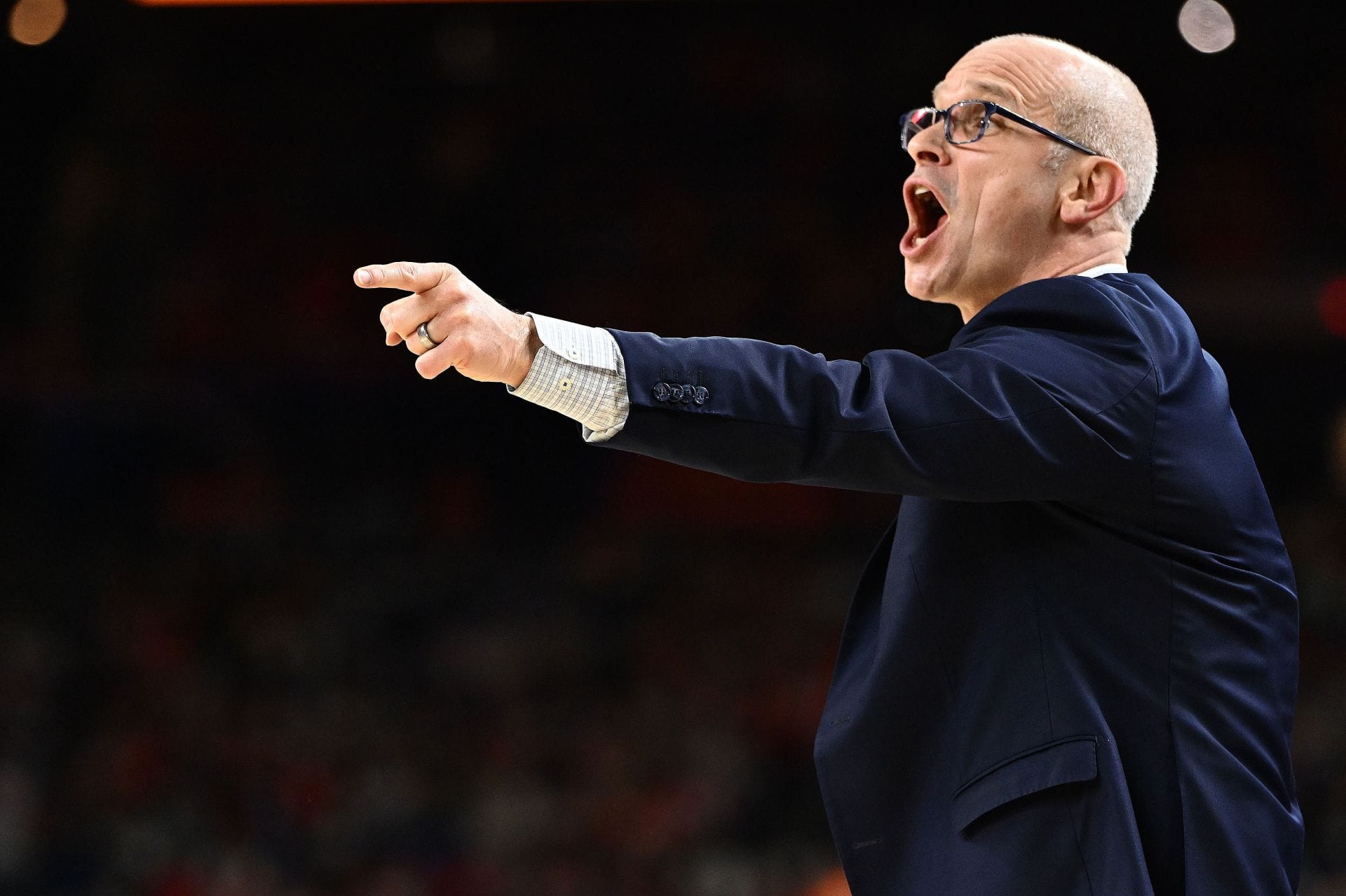 “He thinks he’s untouchable,” “Comedy gold”: College hoops fans reacts as Dan Hurley given a hilarious take on Geno Auriemma-Dawn Hurley clash