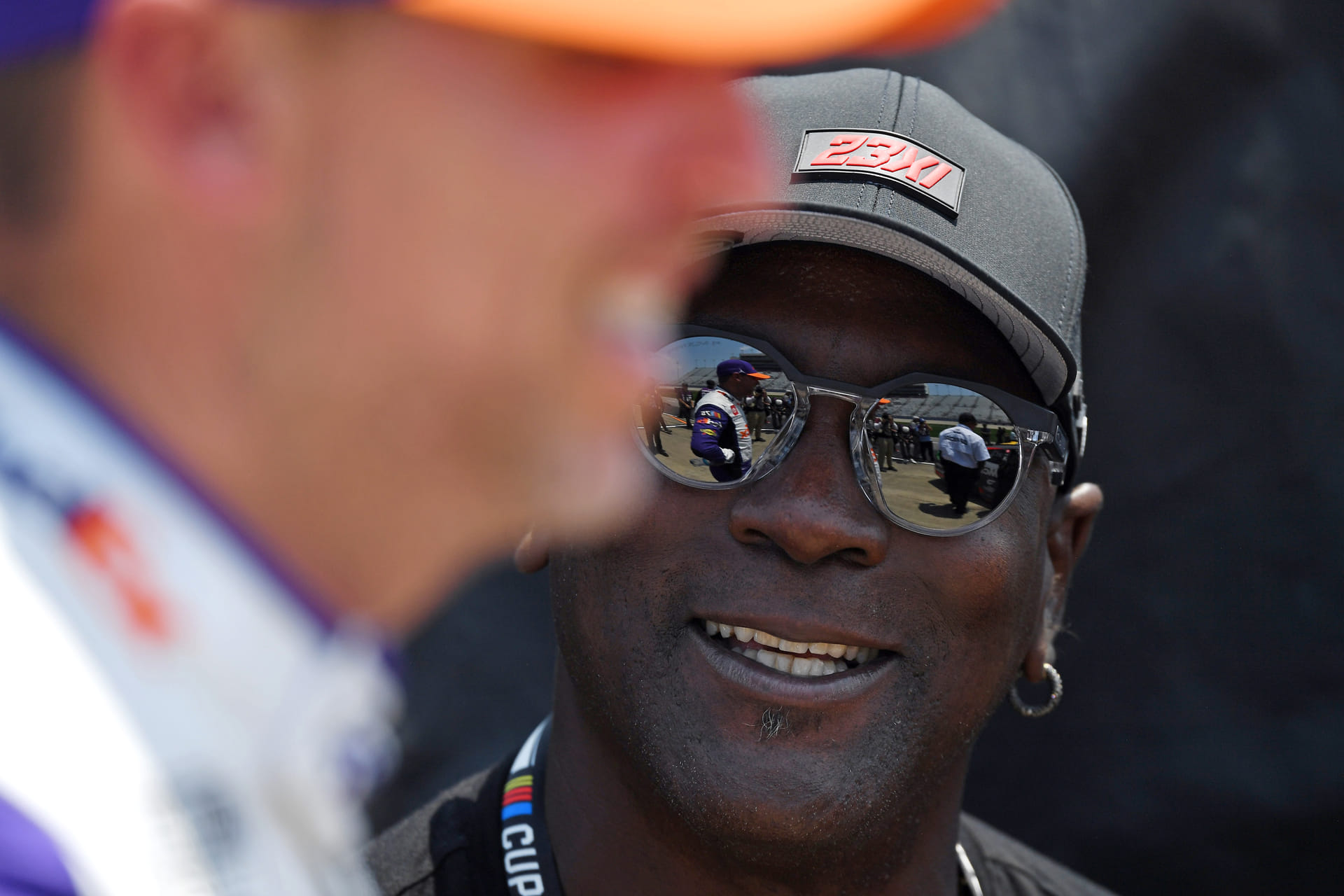 “The video of the year”: NASCAR fans erupt as Michael Jordan plants a kiss on Denny Hamlin’s head after Tyler Reddick’s Kansas win