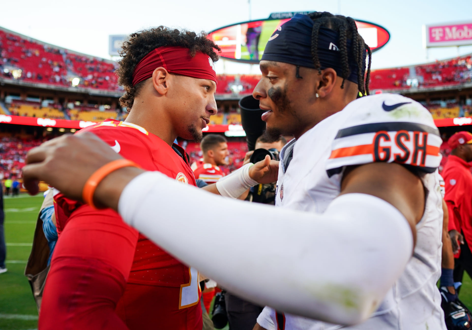 "Talking like he is a rookie, you are on your 5th team": NFL fans react to Justin Fields' comments about Patrick Mahomes after joining Chiefs