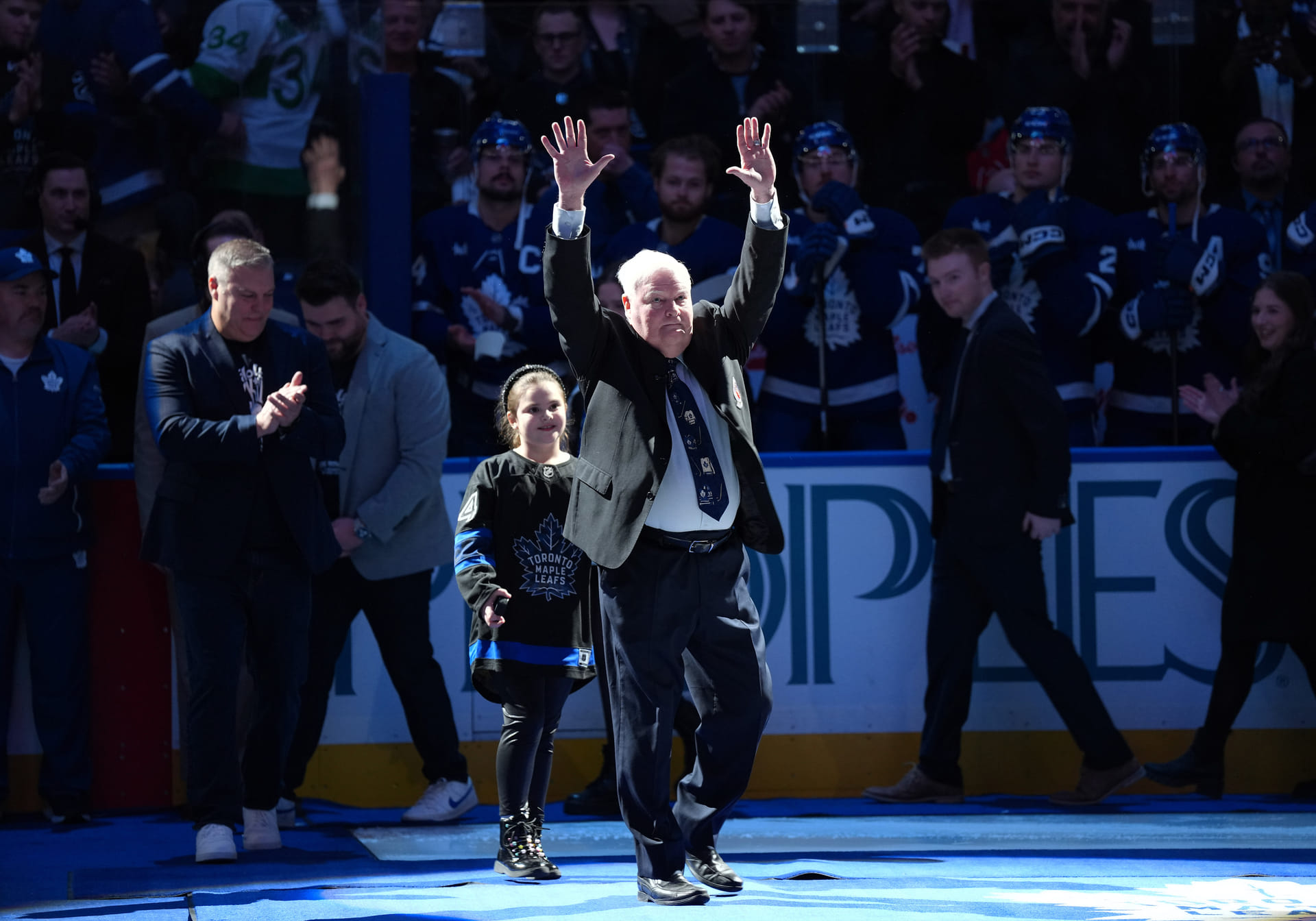 [WATCH] Legendary Maple Leafs announcer Joe Bowen brought to tears by standing ovation during his final home game