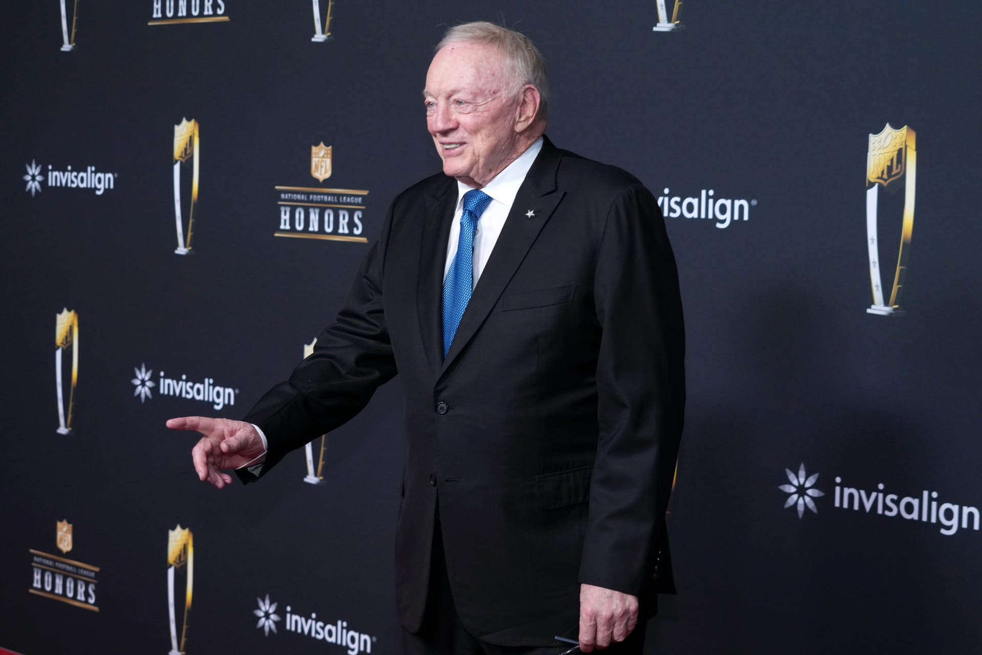 “Jerry Jones about to have his hands full”: NFL fans react as DeMarvion Overshown hires “Eagles insider” for contract negotiation with Cowboys