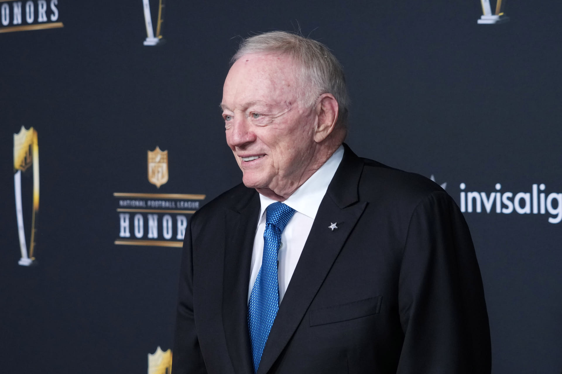 WATCH: Cowboys 83-year-old owner Jerry Jones almost falls off stage trying to greet President Bill Clinton at the pre-draft meeting