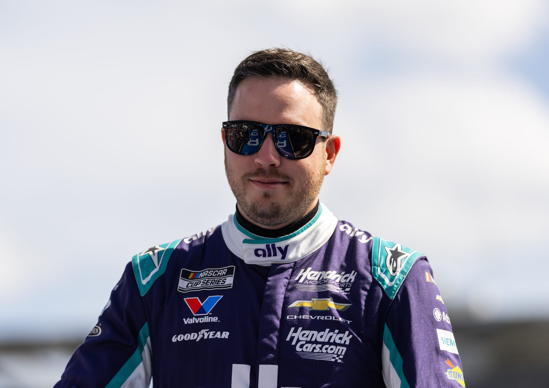 NASCAR insider shares Alex Bowman’s “gem” reaction as HMS star shrugs off fan jab on social media