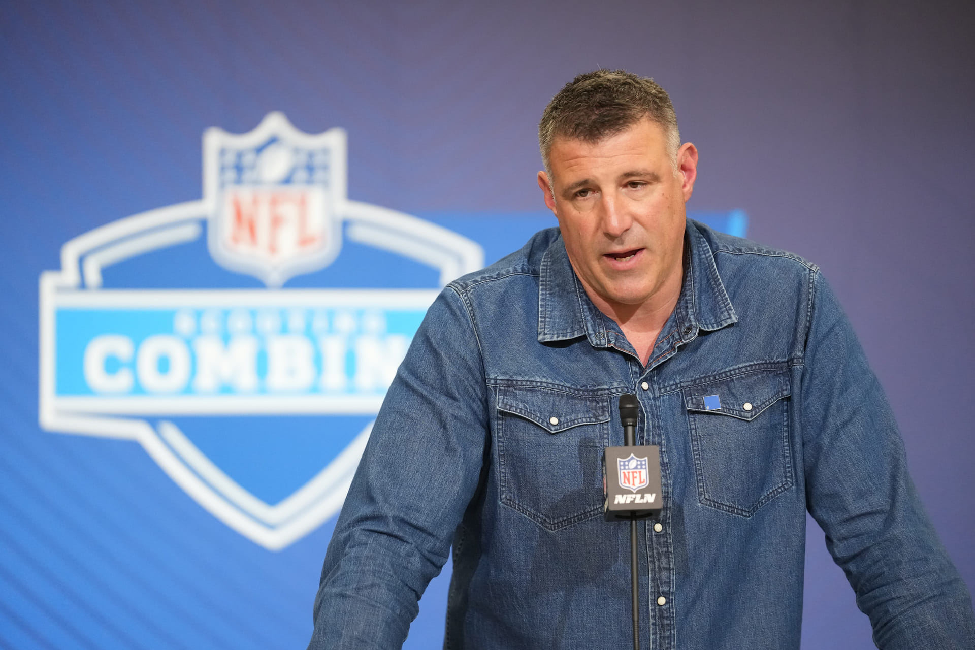 “Dude needs to be fired”: NFL fans rip Mike Vrabel for returning to work with “3 days of recovery after cheating for 6+ years” with Dianna Russini