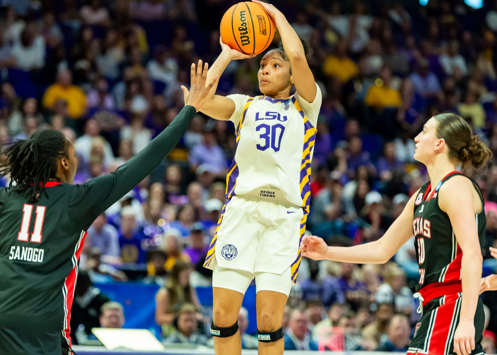 "Kim Mulkey running these players outta Baton Rouge”: College fans react as LSU’s Jada Richards hits transfer portal