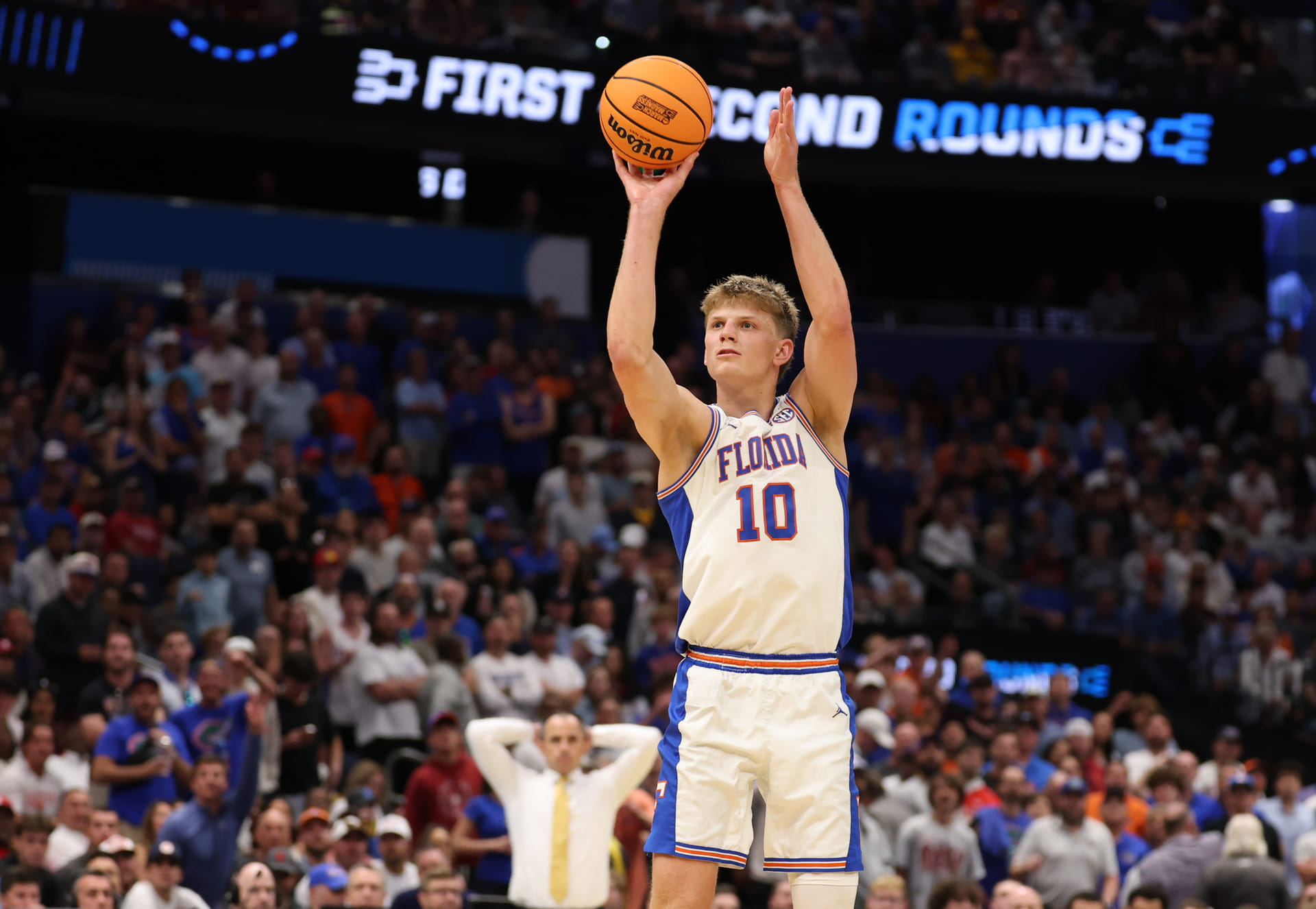 “Round 32 exit,” “Give it up”: College hoops fans react as Florida star Thomas Haugh returns for senior season