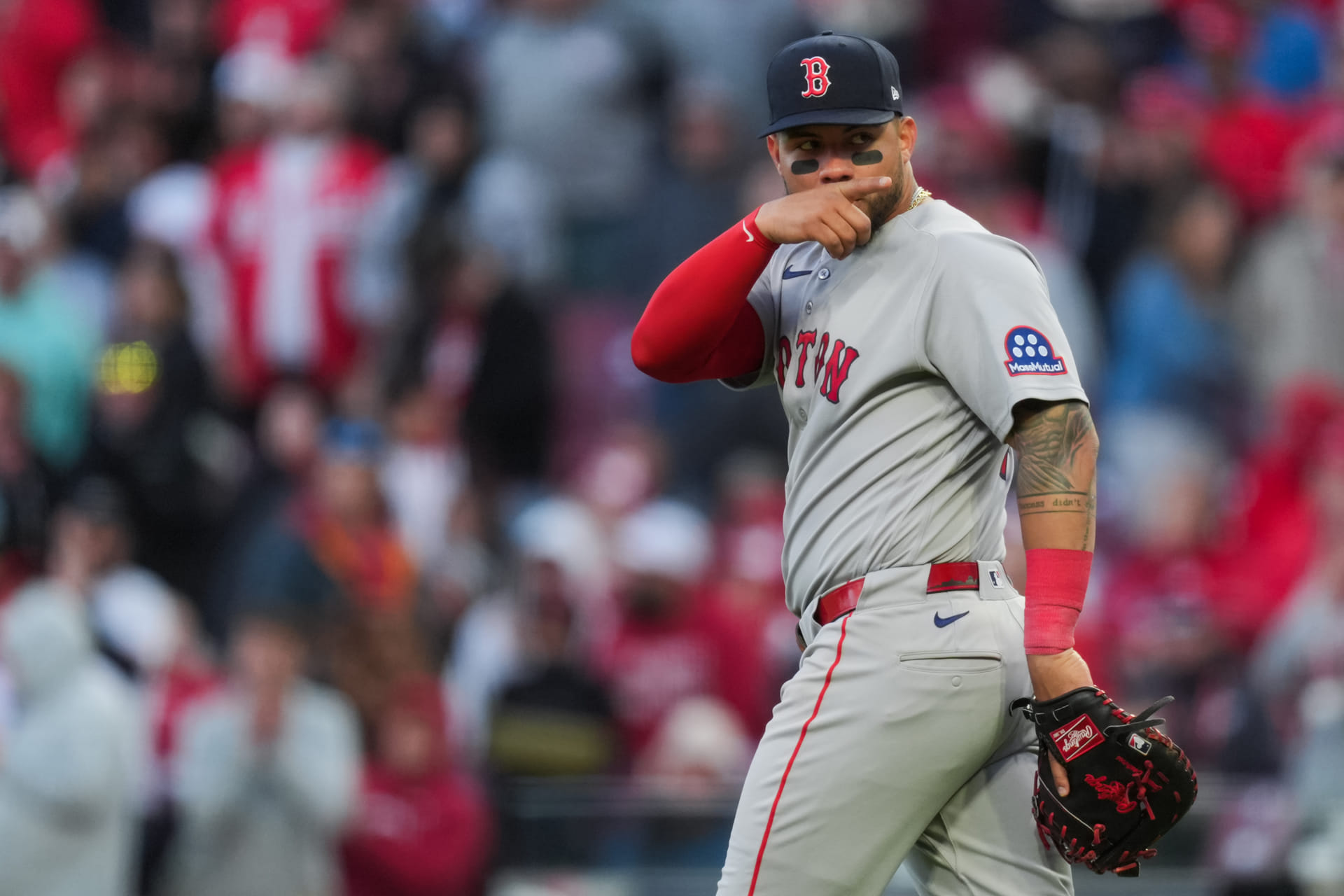 "Willson Contreras hates being irrelevant";"Itching to get himself suspended" - Fans slam Red Sox infielder for his stern warning to Brewers