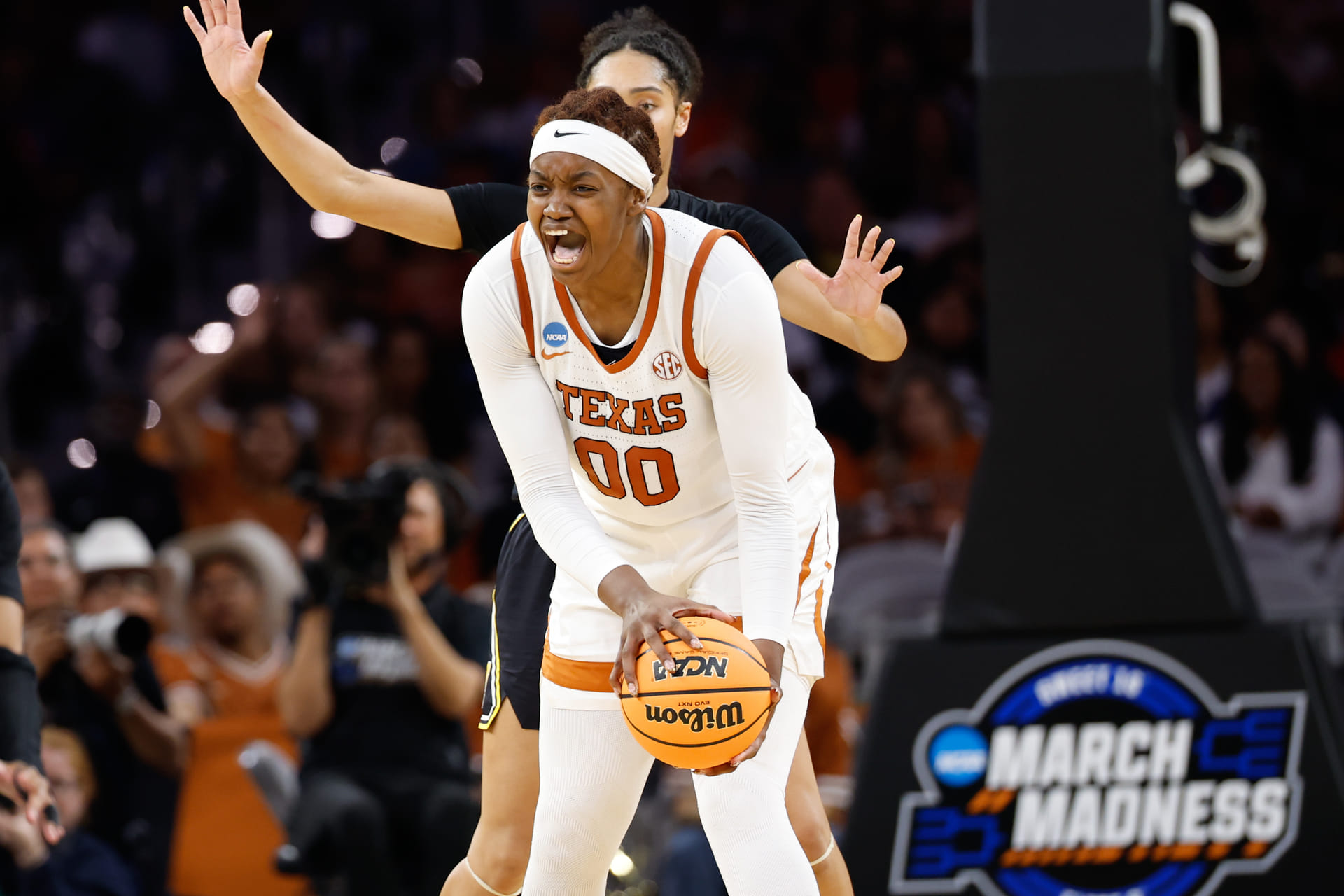 "Don't be crying to the refs": Kyla Oldacre puts Lauren Betts on notice ahead of Texas-UCLA Final Four clash 