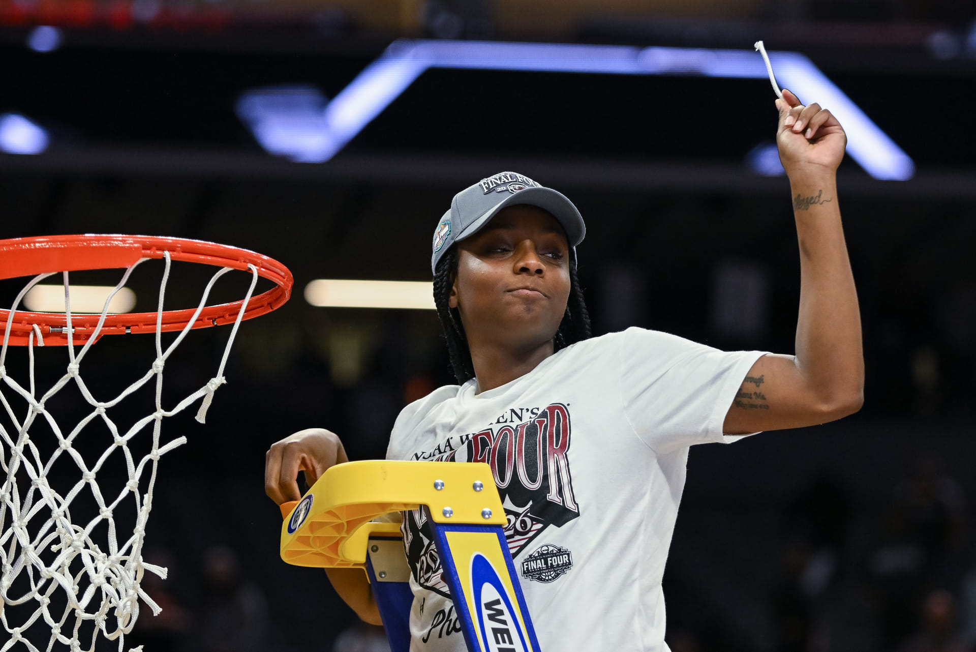 “Can’t score 4 points in NBA,” “She needs to be tested”: Fans react as Raven Johnson claims women’s basketball players are more skilled than men’s