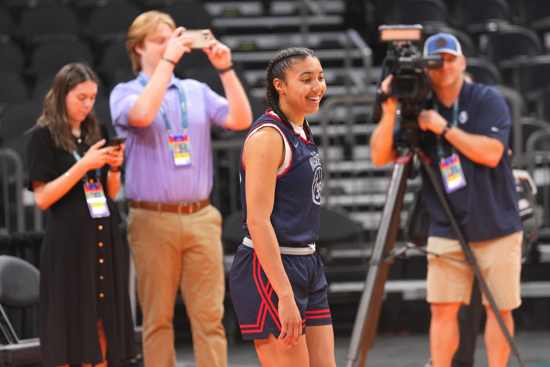 “What a beauty,” “Absolutely gorgeous”: College basketball fans buzz as Azzi Fudd poses for UConn’s Final Four media day