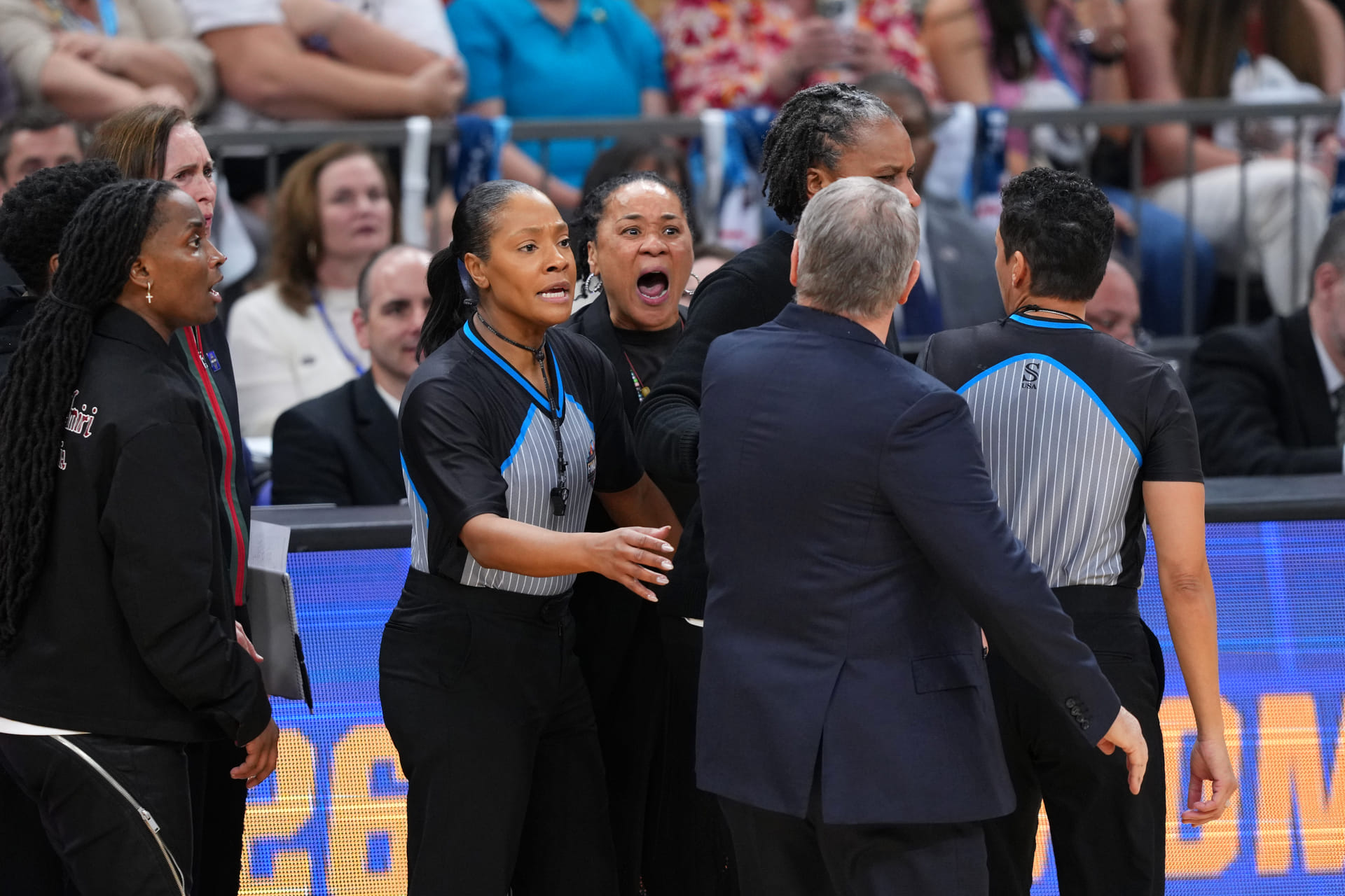 “Couldn’t even mention Dawn Staley,” “Disingenuous and coerced”: College hoops fans react as Geno Auriemma issues apology to Dawn Staley & Gamecocks