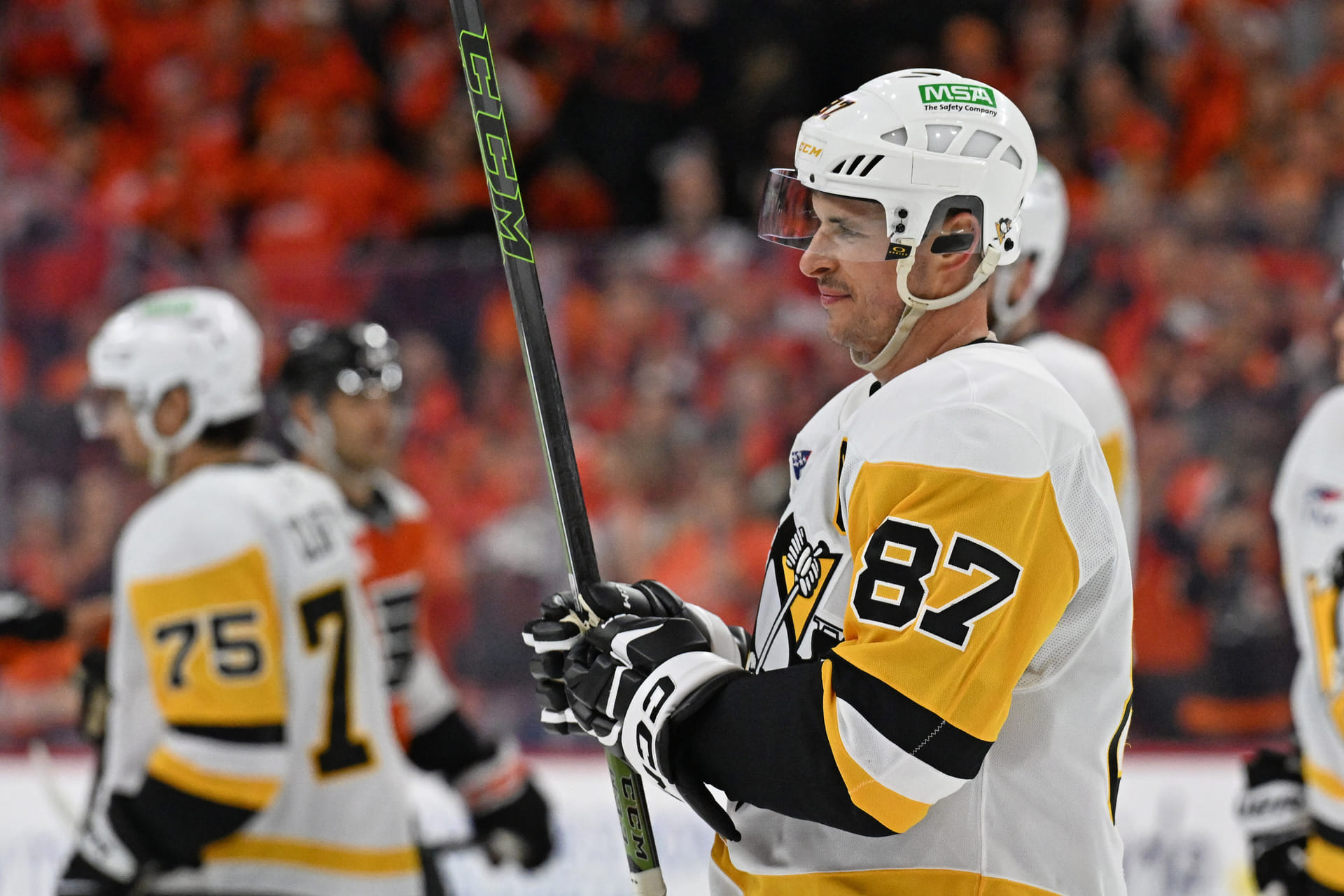 “Sidney Crosby dropped like a sniper hit him”: NHL fans react to embellishment called on Penguins captain after Garnet Hathaway’s high stick