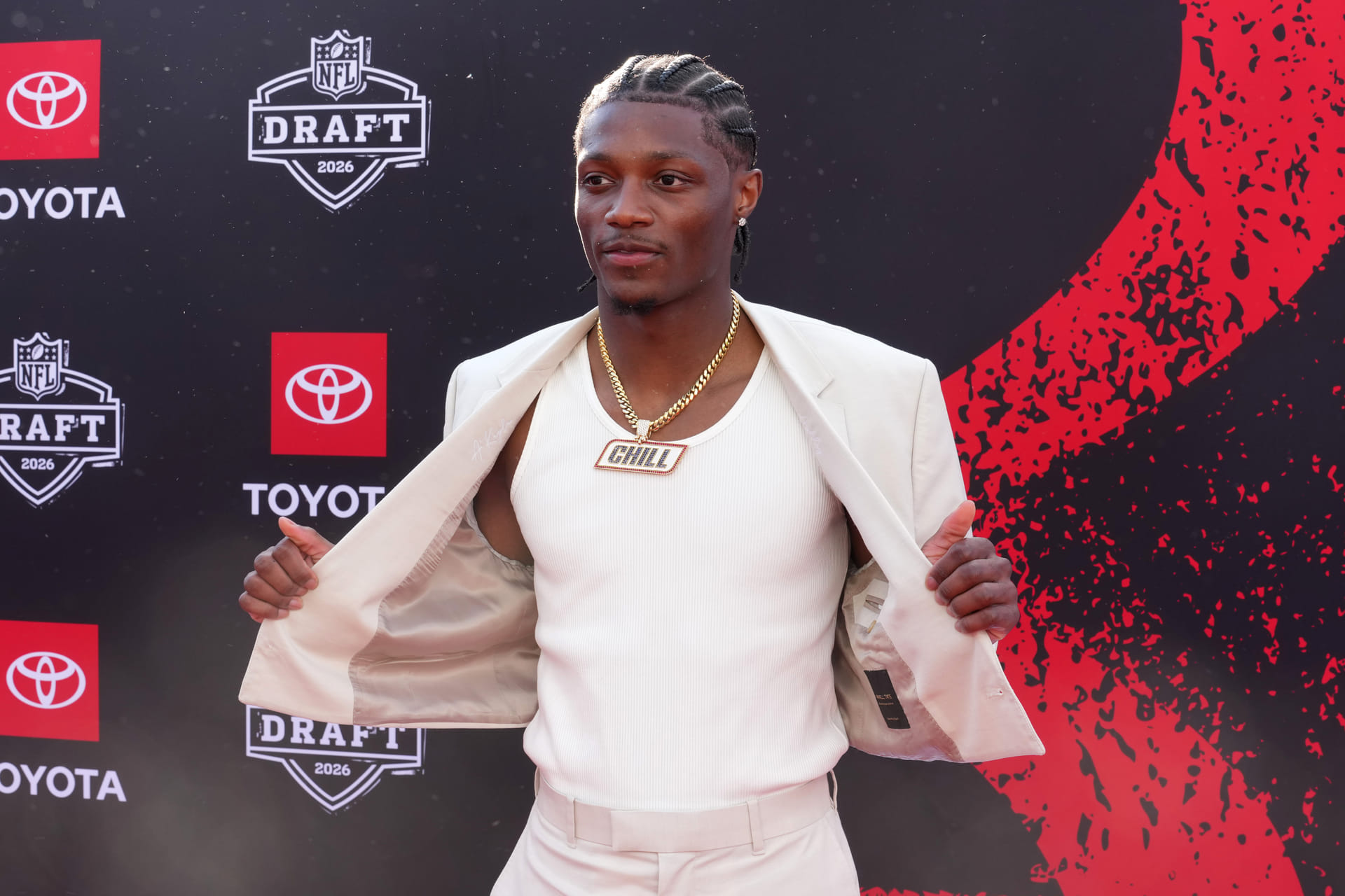 "He's wearing a woman's jacket," "Looks awful": NFL fans mock Carnell Tate's outfit for 2026 draft in Pittsburgh