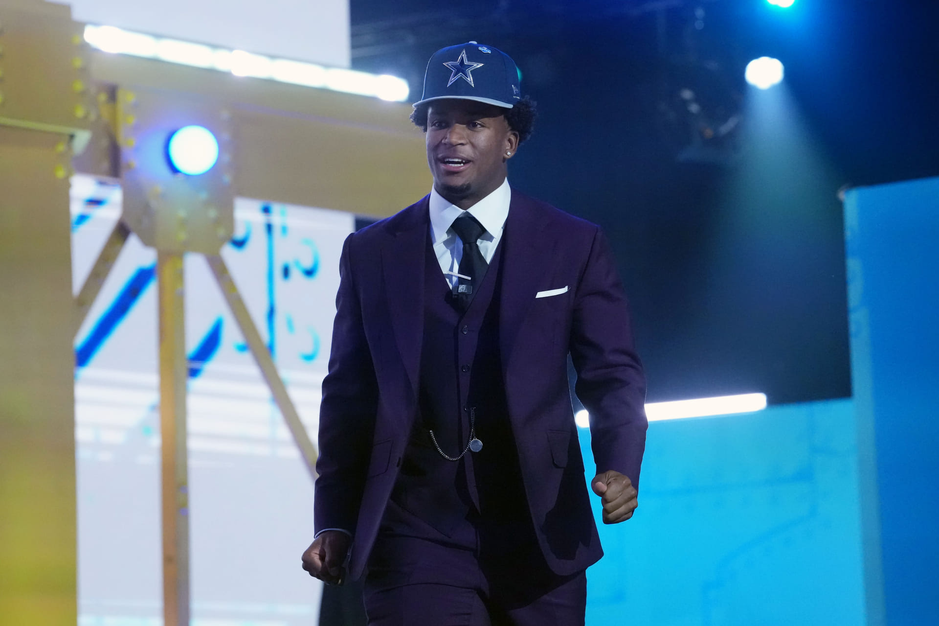 “Welcome to hell of Jerry Jones”: NFL fans mock Cowboys as rookie Caleb Downs checks out team's Lombardi trophies "like looking at dinosaur bones"