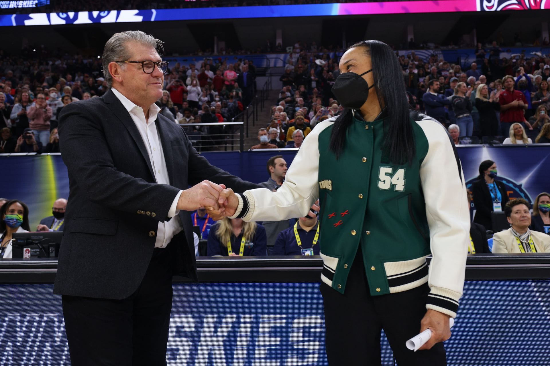“One moment doesn’t define a career”: Dawn Staley addresses Final Four exchange with Geno Auriemma as Gamecocks HC calls for calm among hoops fans 