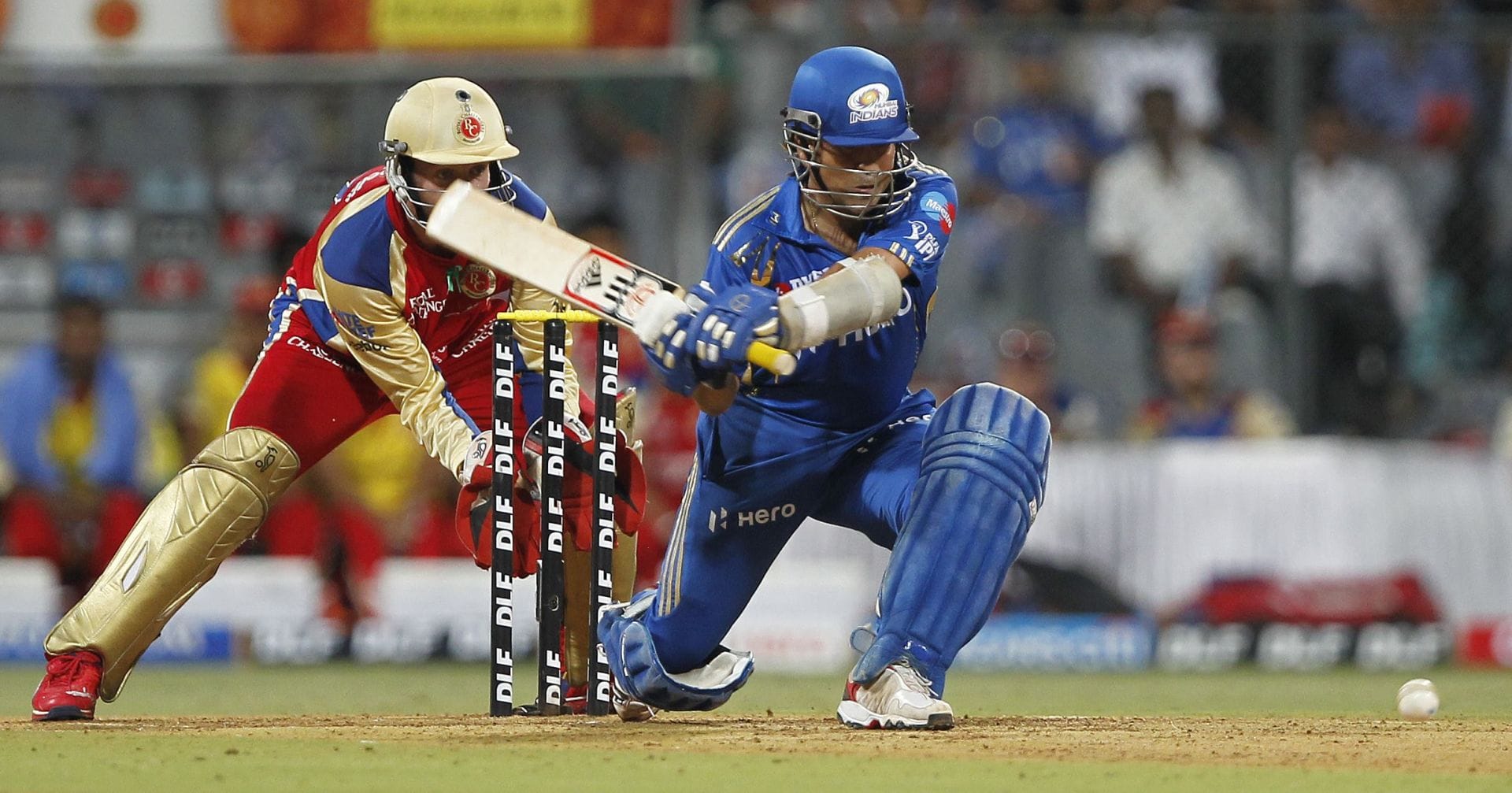 Why are players wearing black armbands in MI vs RCB IPL 2026 match?
