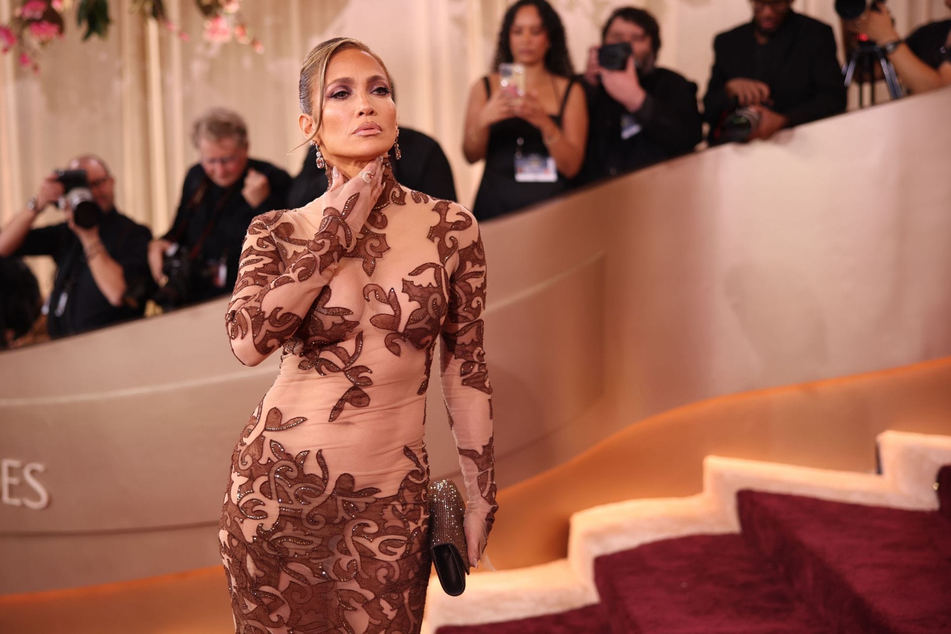 “Some crazy filters here”: Internet erupts after Jennifer Lopez posts pictures showing her abs from gym session