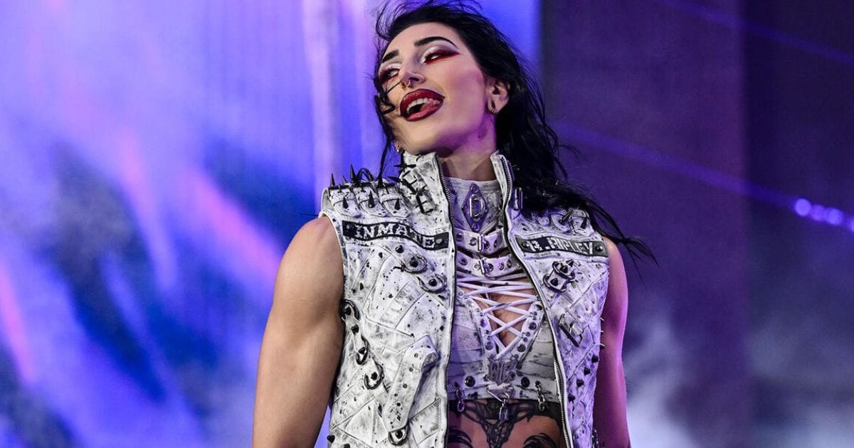 Female WWE star shares backstage photo of Rhea Ripley carrying her