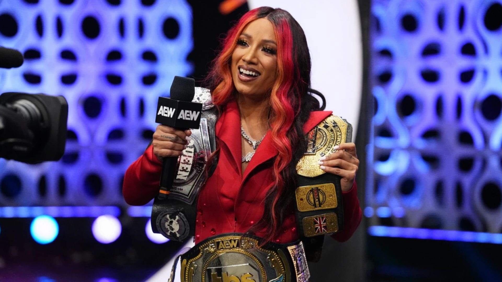 WWE veteran shares honest opinion on Mercedes Moné losing all her titles: "They could have made a big deal"