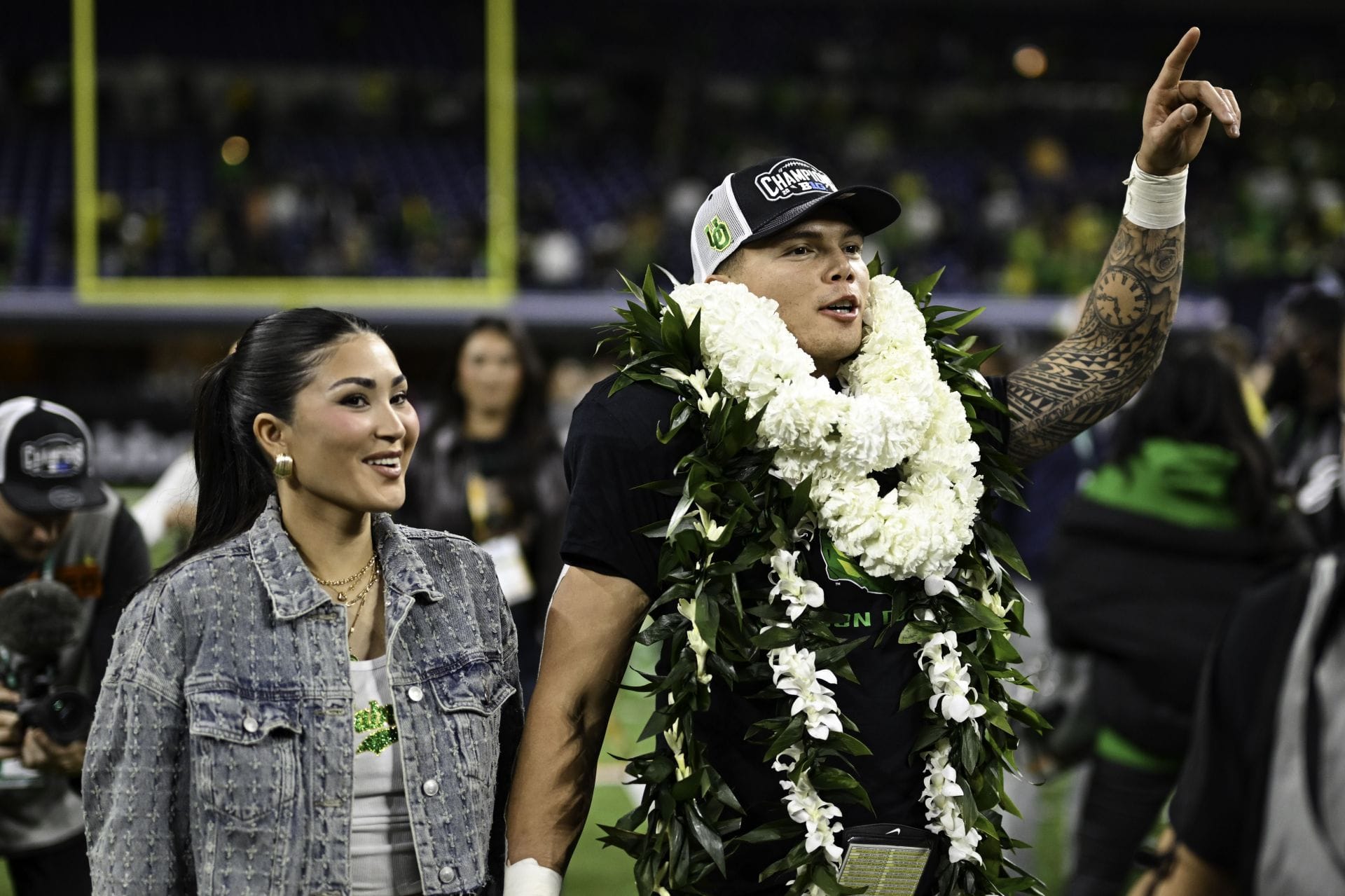 Dillon Gabriel swoons over fiancée Zo Caswell's beach pics in sweet offseason recap