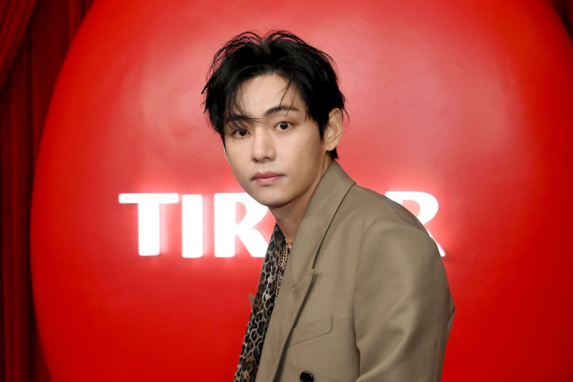 "Always a gentleman"- Fans praise BTS' Taehyung after netizen reveals wholesome hotel encounter, says he held elevator door open amid tight security