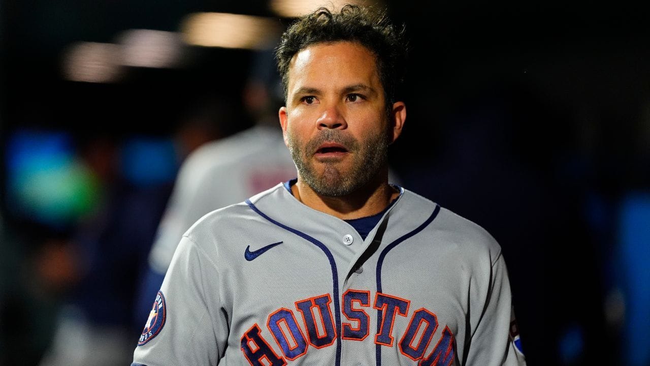 "Jose Altuve deserves all baseball misfortune" - Fans pile on Astros superstar after chaotic pick-off sequence during Mariners vs. Astros