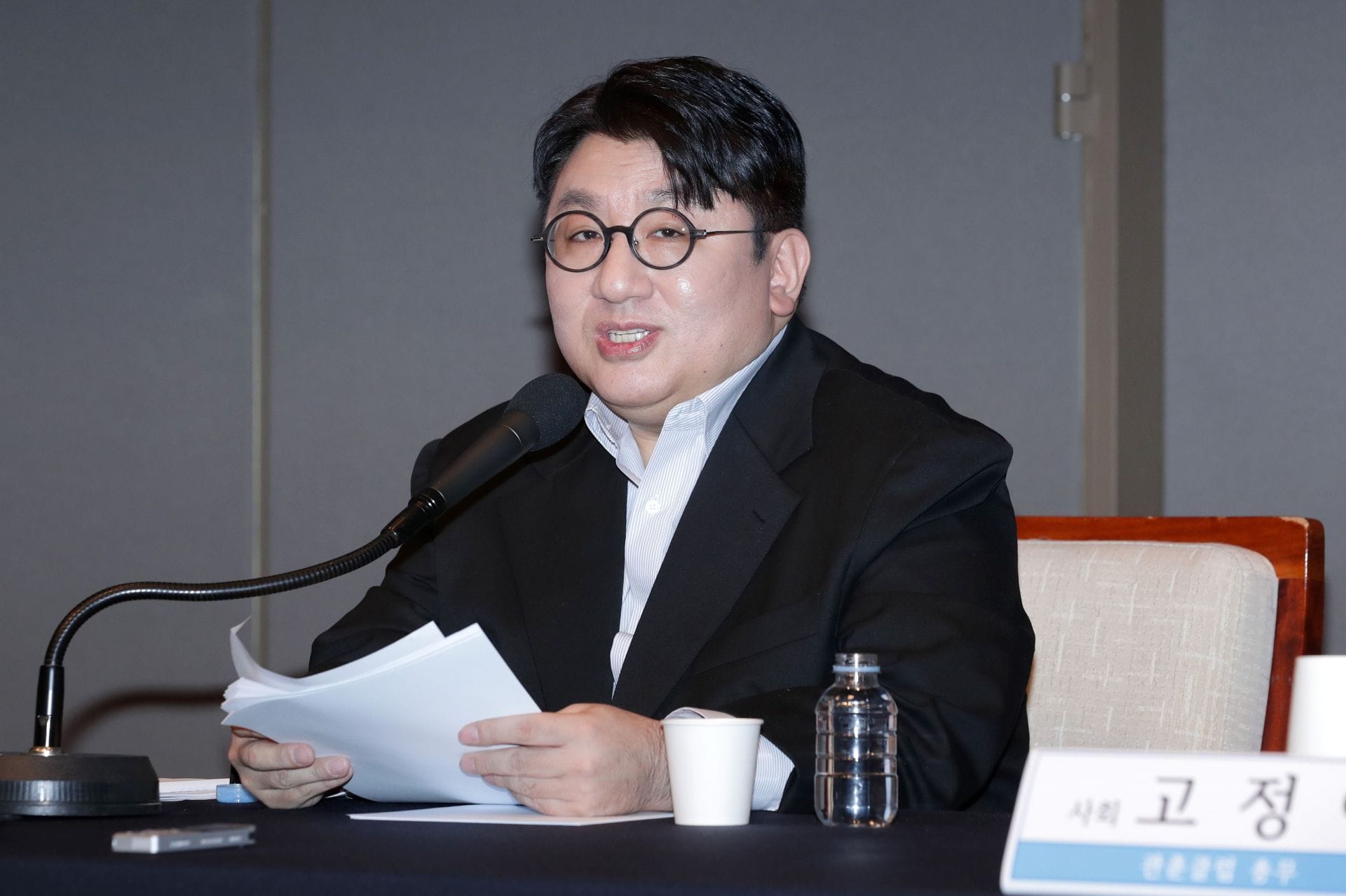 "Deserved" - Fans react as Bang Si-hyuk's net worth plunges by $1.5B amid IPO probe and HYBE group controversies