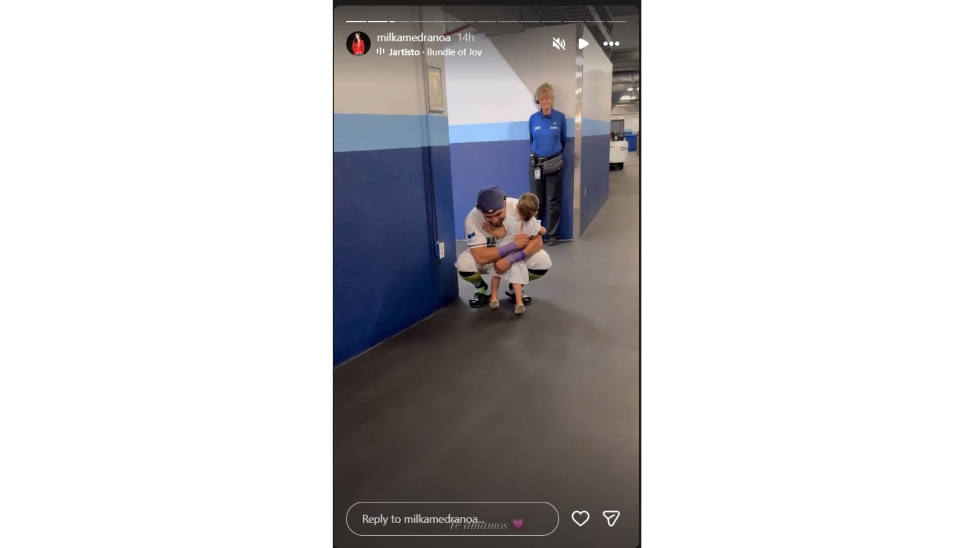 Jonathan Aranda embraces his daughter Regina after the game on Friday (Image via Instagram/@milkamedranoa)