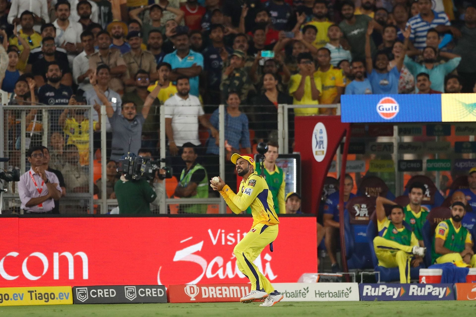 Ruturaj Gaikwad takes a stunning diving catch to send Travis Head packing for 23 in SRH vs CSK IPL 2026 match [Watch]