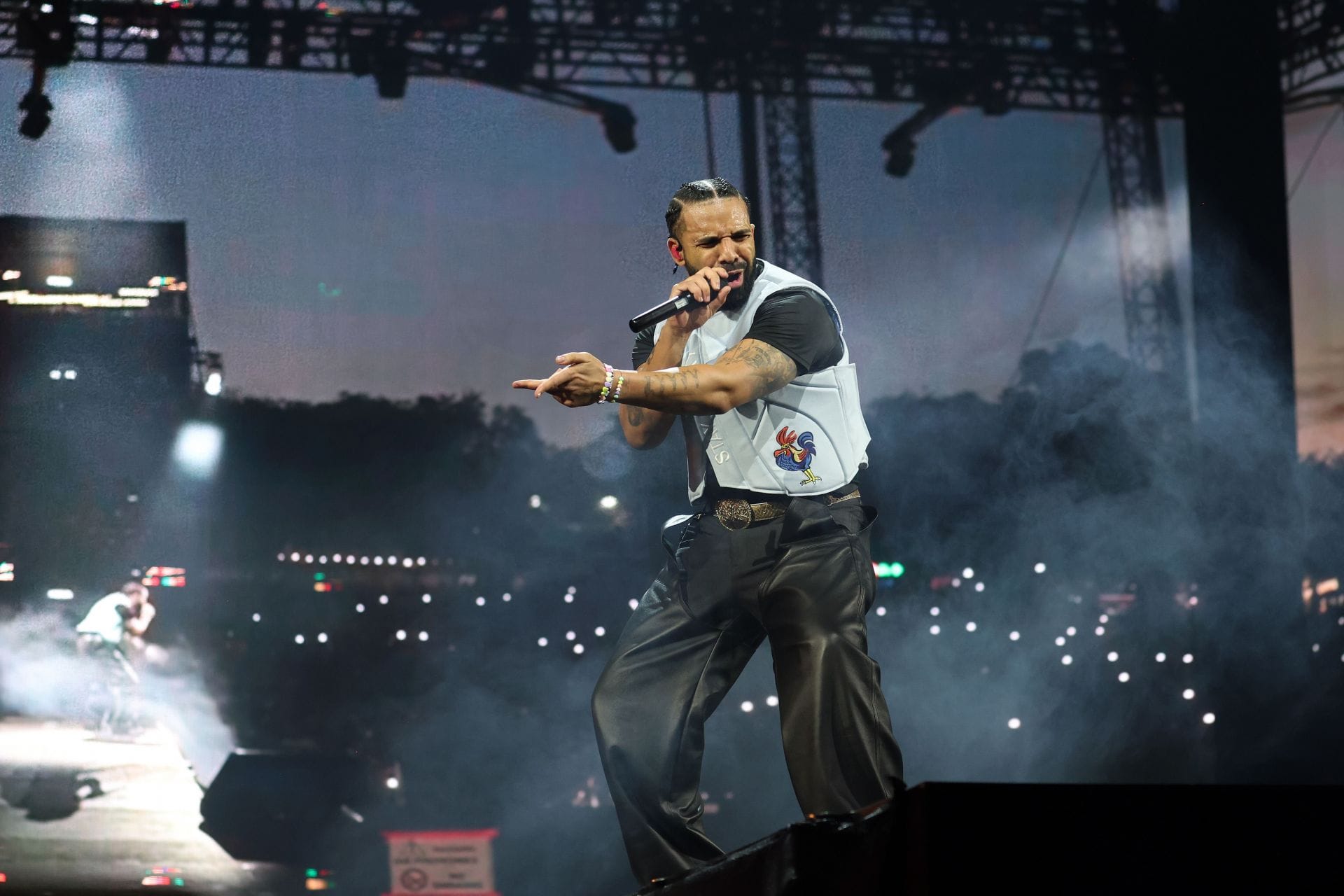  "Anything to go viral" - Internet reacts to a Drake fan getting a haircut on top of "ICEMAN" sculpture in Toronto