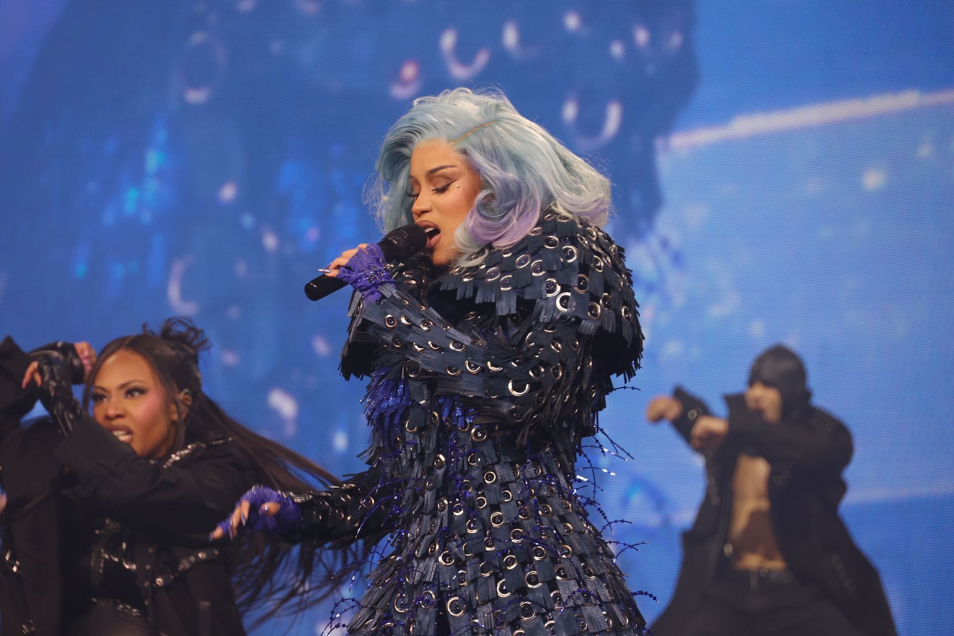 “So unprofessional” – Fans outraged at Cardi B allegedly showing up 2 and a half hours late to her concert