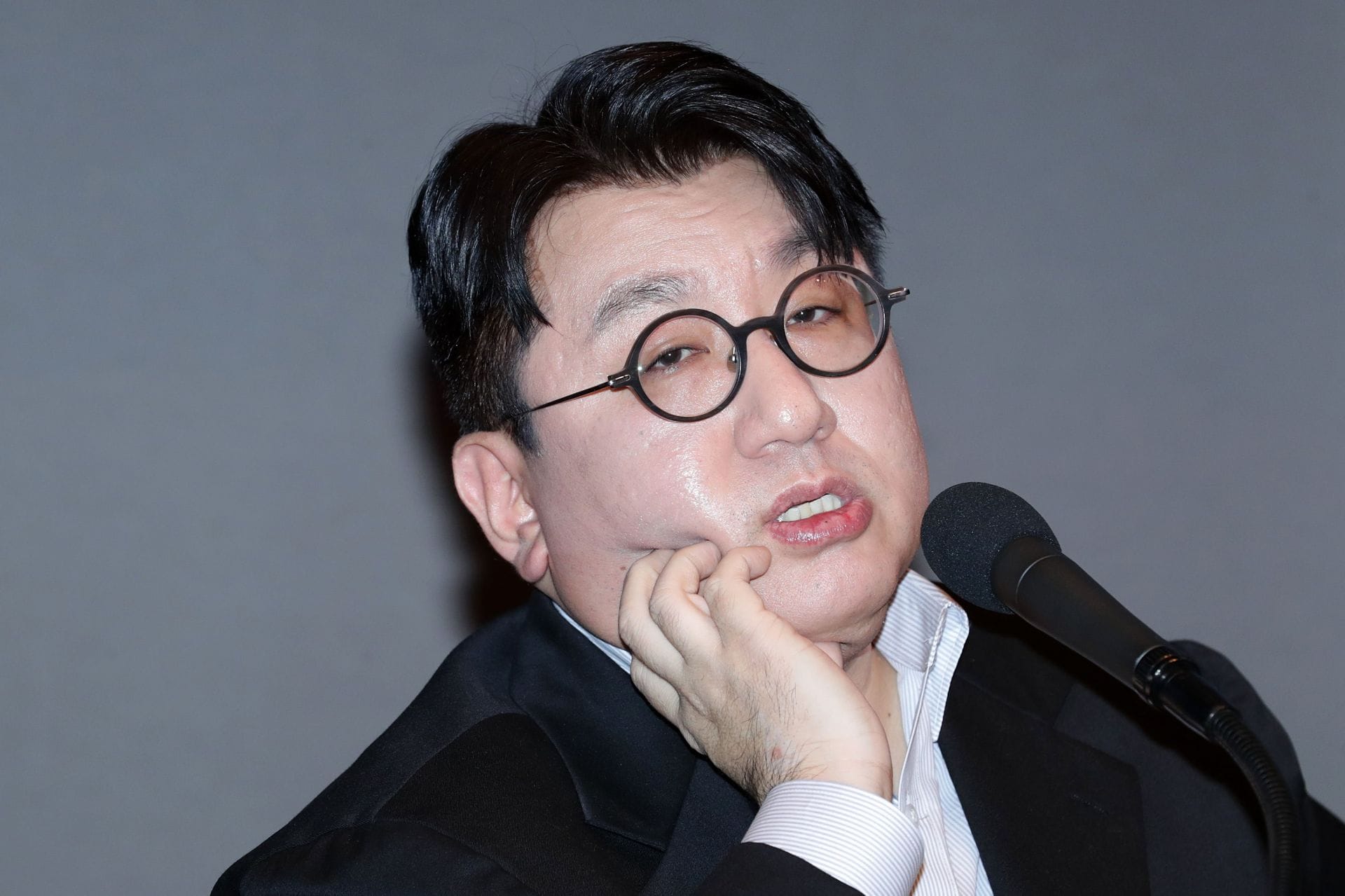 HYBE Chairman Bang Si-hyuk under scrutiny over alleged 'Coupang-style' U.S. pressure tactics as prosecutors weigh arrest warrant