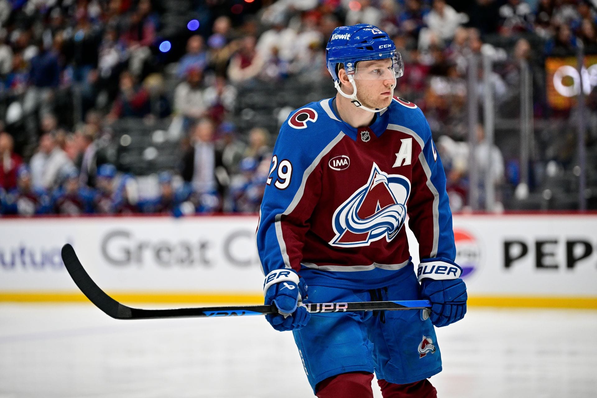 "Nathan MacKinnon needs to take better acting classes": NHL fans get savage as Avalanche star gets called for embellishment against LA Kings