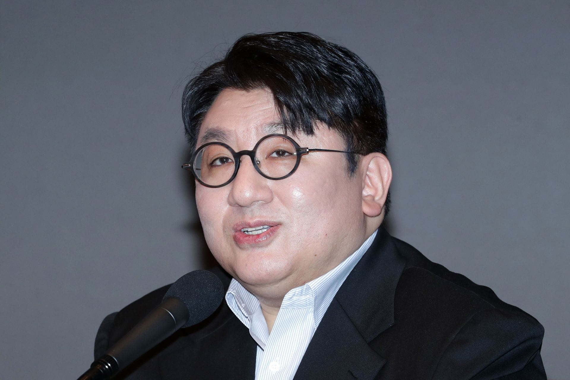 HYBE chairman Bang Si-hyuk reported to donate 160,000 more shares amid arrest warrant request in 190 billion won IPO probe