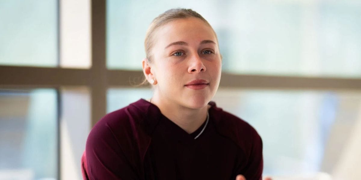 Amanda Anisimova dispels Instagram beauty standards with unedited pictures of her acne struggles