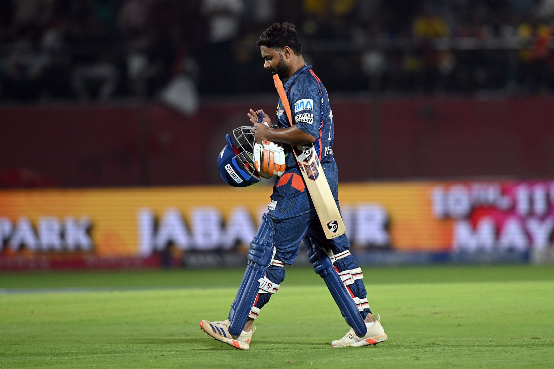 Rahul Tewatia grabs a sky-high catch as Mohammed Siraj gets rid of Rishabh Pant for 18 in LSG vs GT IPL 2026 match