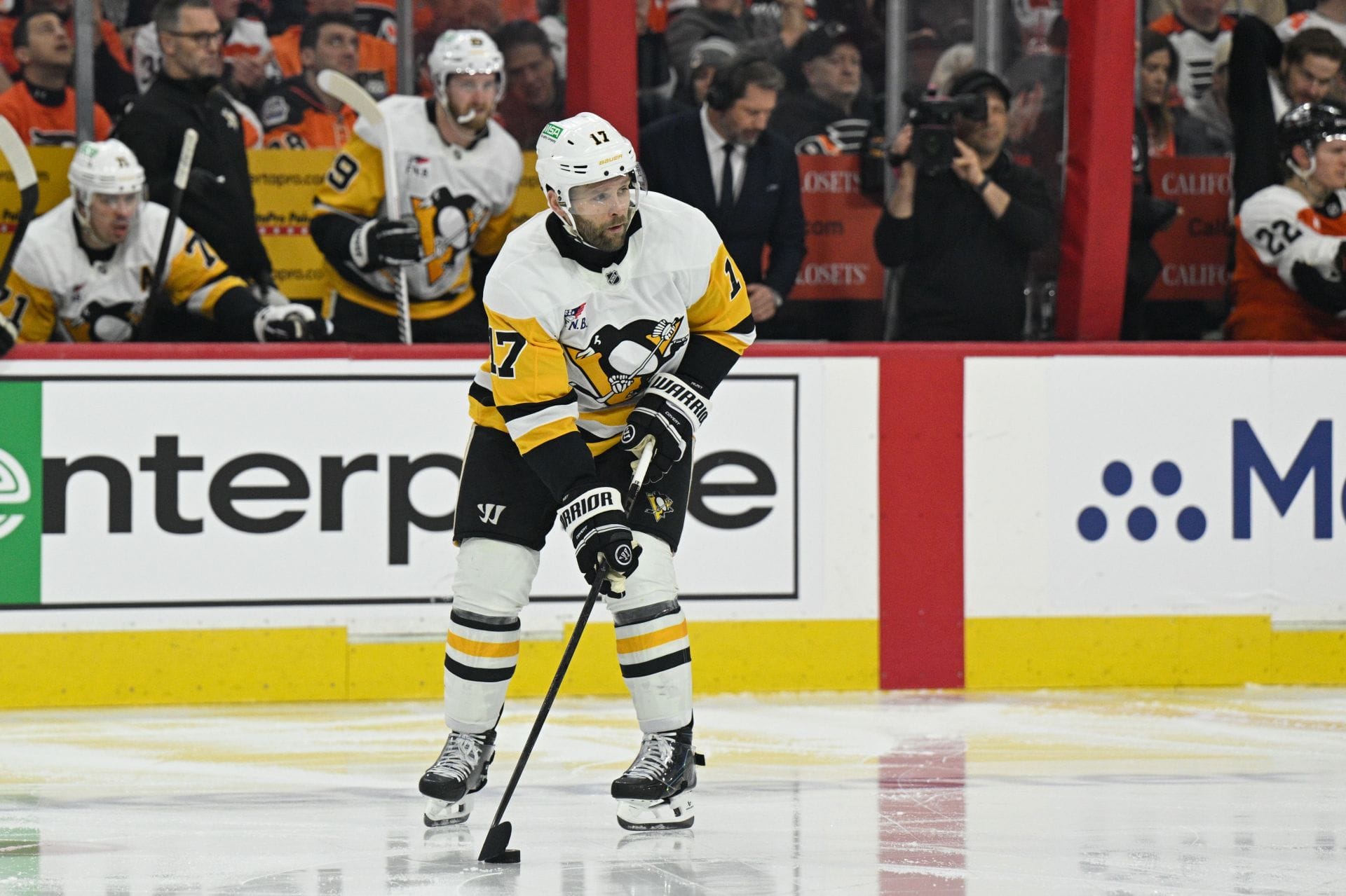 Fans react as Porter Martone gets hair yanked hard by Bryan Rust during Pens-Flyers scrum: "He deserves this treatment"
