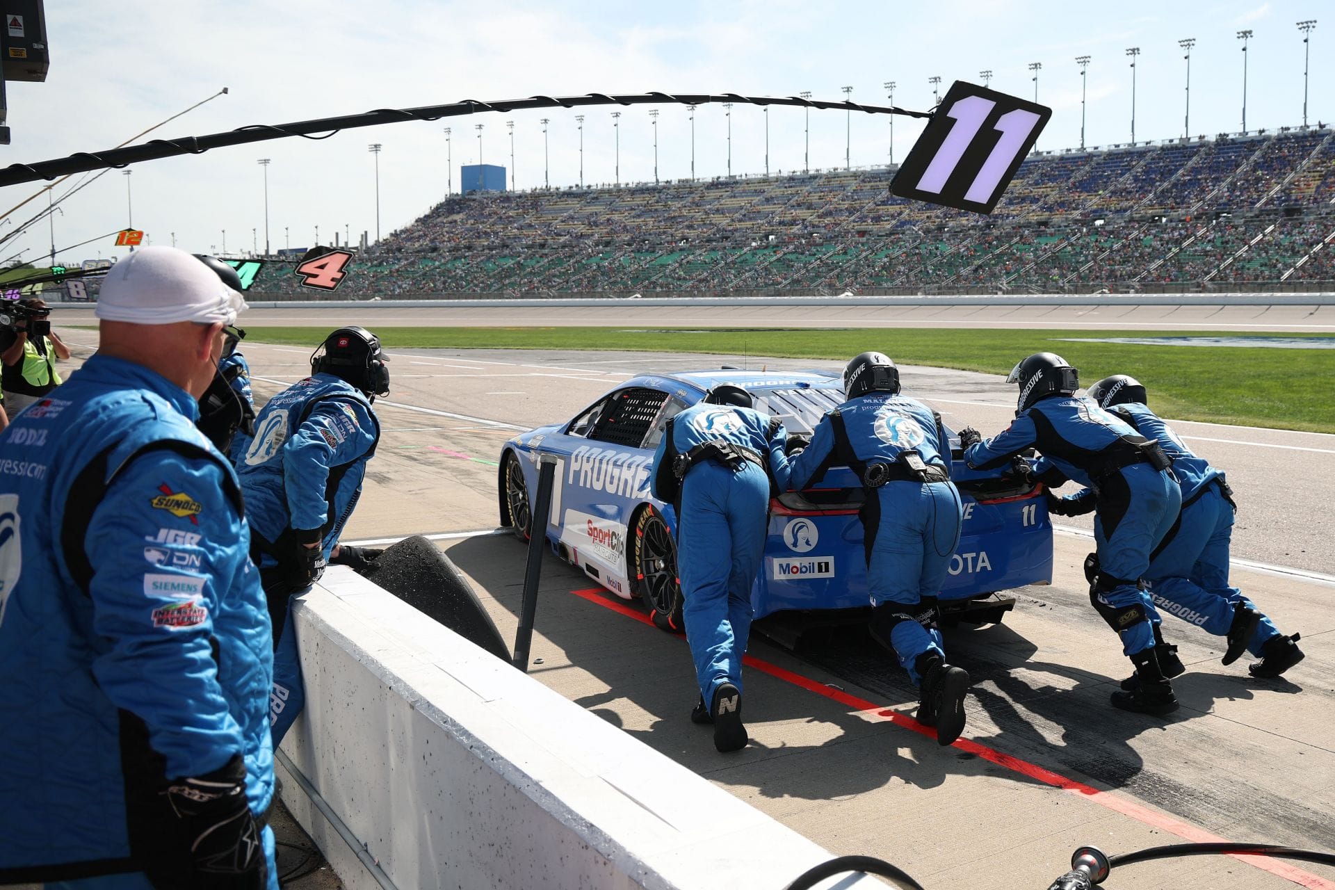 Disaster for Denny Hamlin, Chase Briscoe and Kyle Larson: All NASCAR drivers affected during pitstop at Talladega