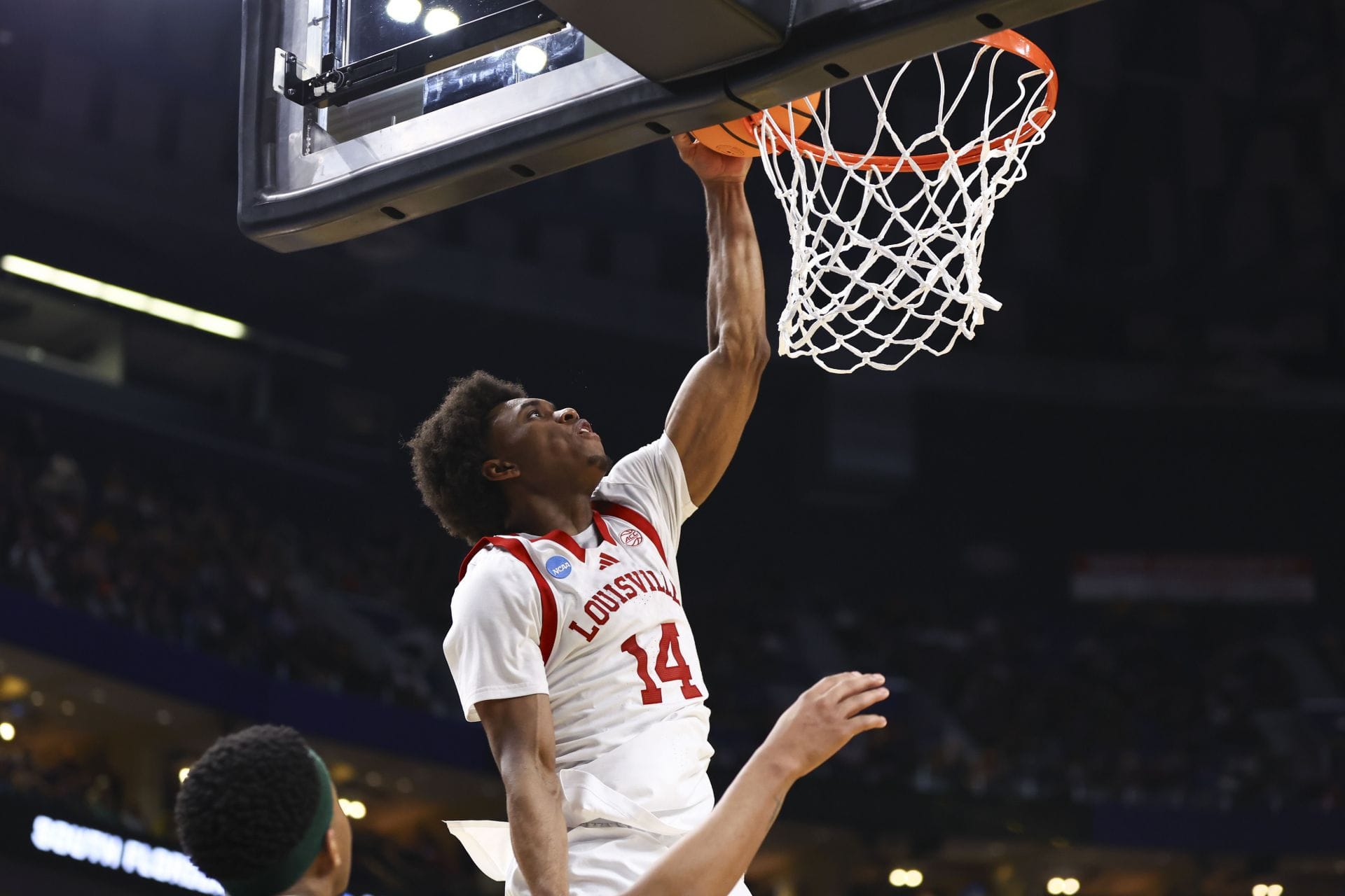 “Won’t even start,” “Not a smart decision”: College hoops fans react as Adrian Wooley returns to Pat Kelsey’s Louisville for another season