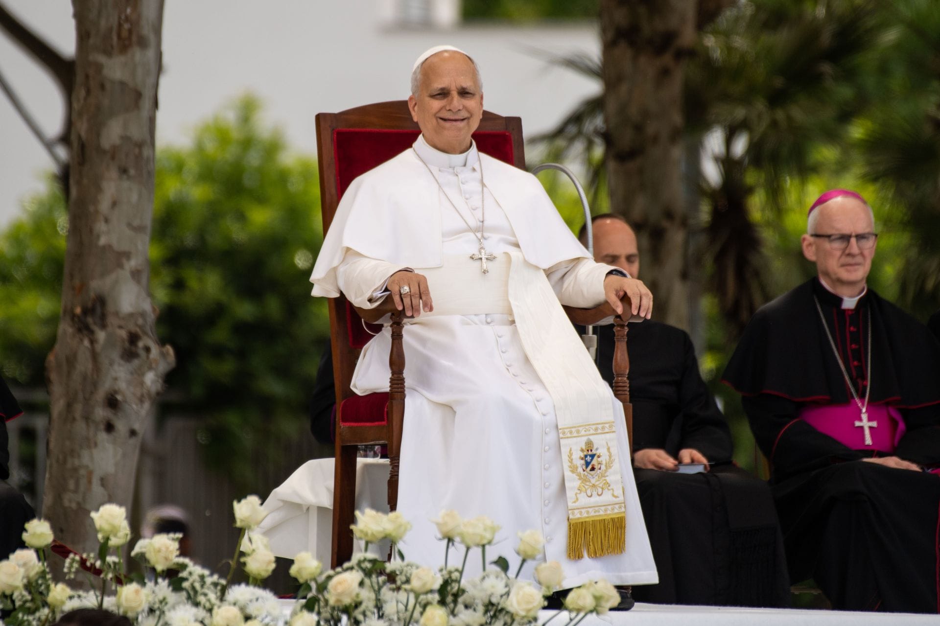 “Nuns aren’t enough, let’s try the Pope”: Knicks fans ecstatic after Pope Leo XIV gives them a thumbs up as New York eyes NBA glory