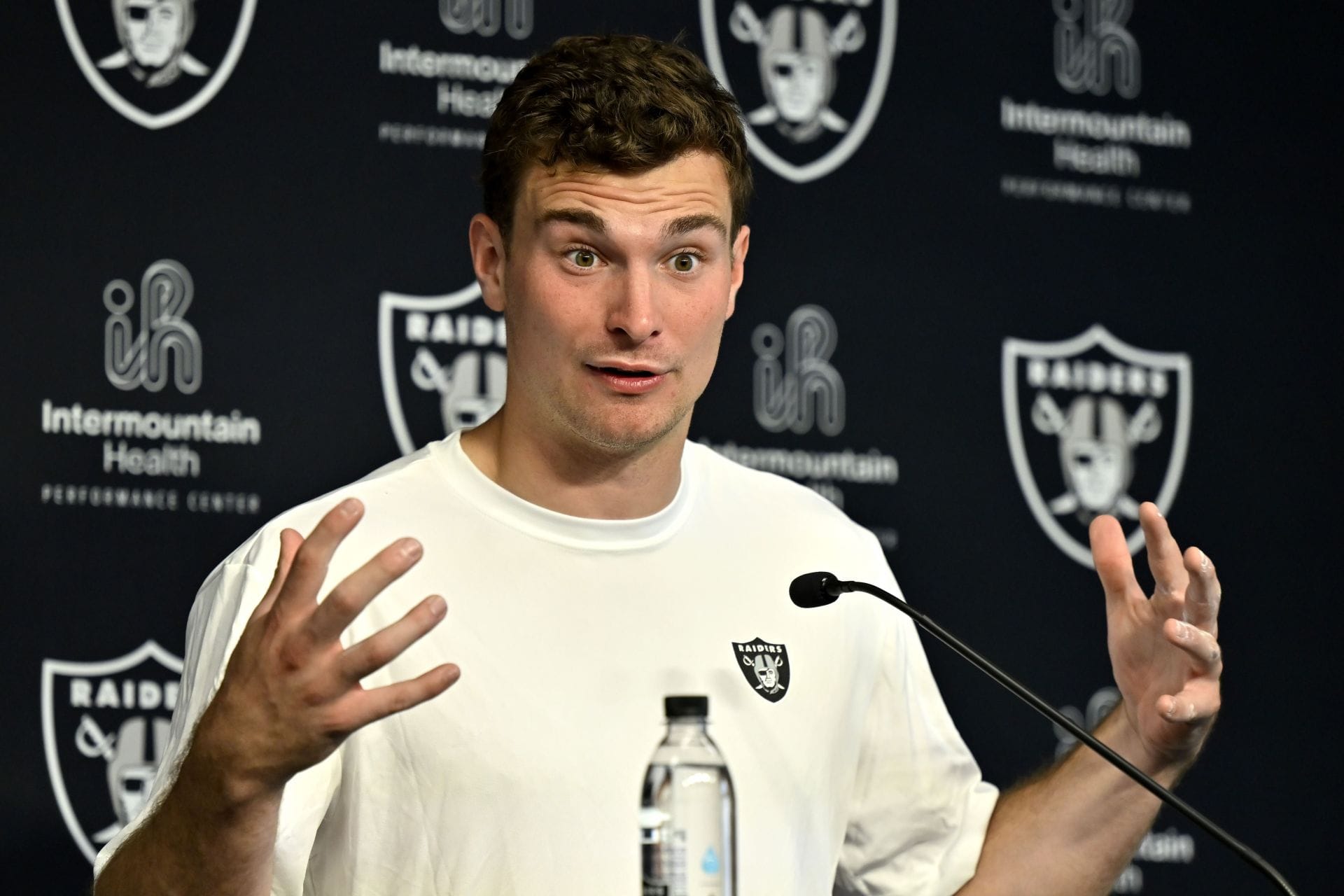 “Same mechanics as Tom Brady” “Dude gonna get destroyed”: NFL fans split over Fernando Mendoza’s throws at Raiders rookie minicamp