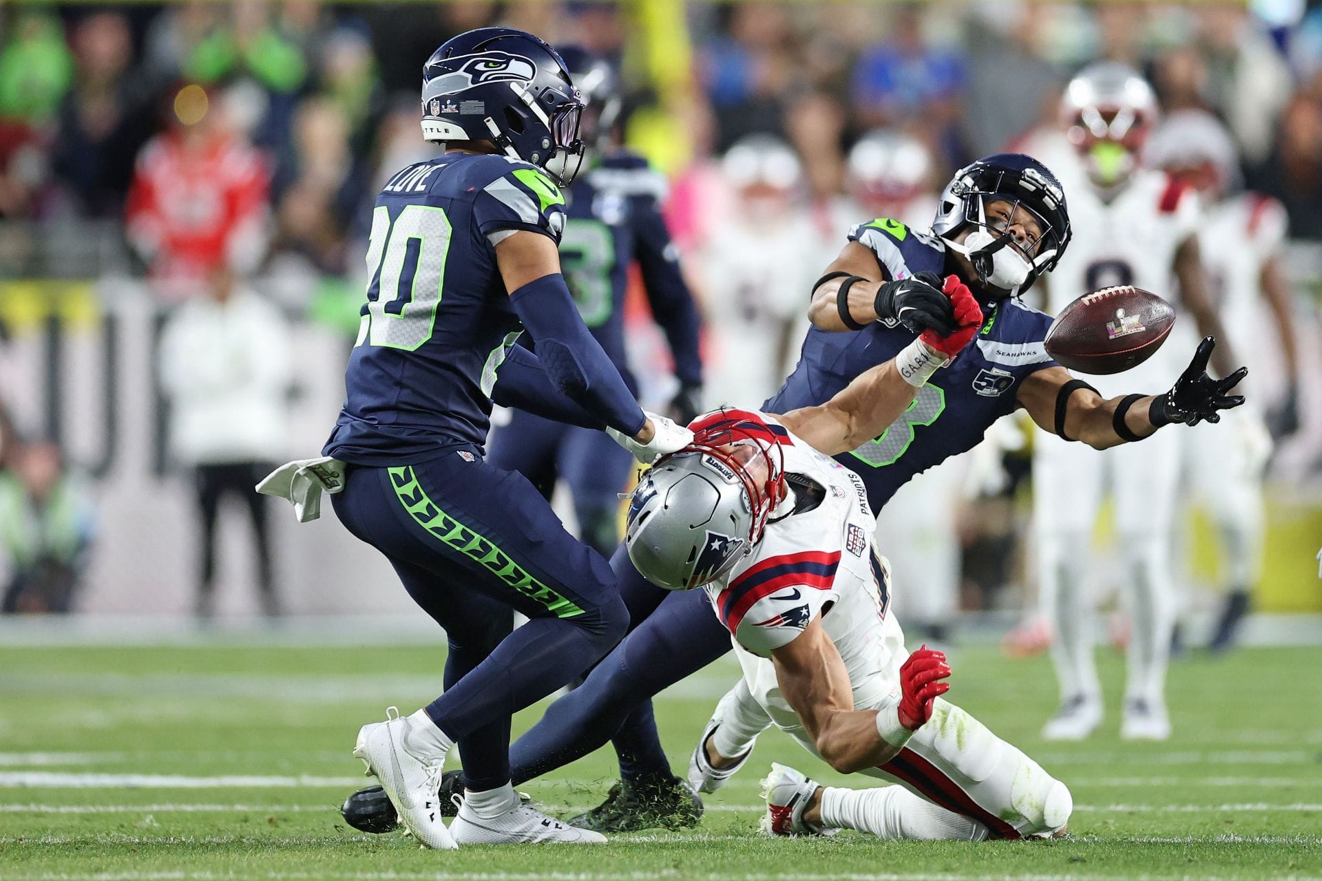 “Man was drafted when Obama was in office”: NFL fans react as Seahawks sign “washed” veteran DE for 2026 season