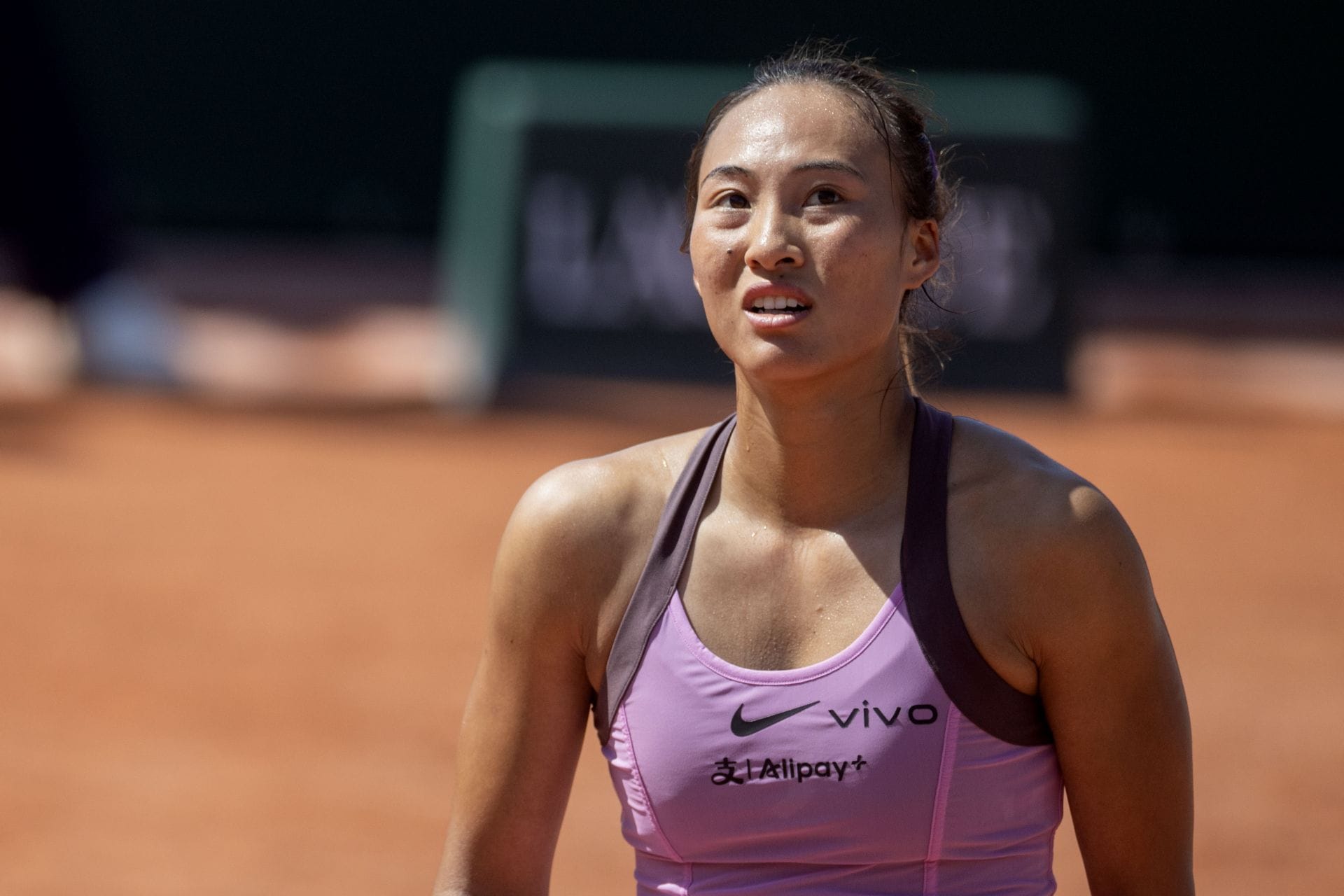 WATCH: Zheng Qinwen breaks down in tears in heartbreaking French Open press conference after 1R exit
