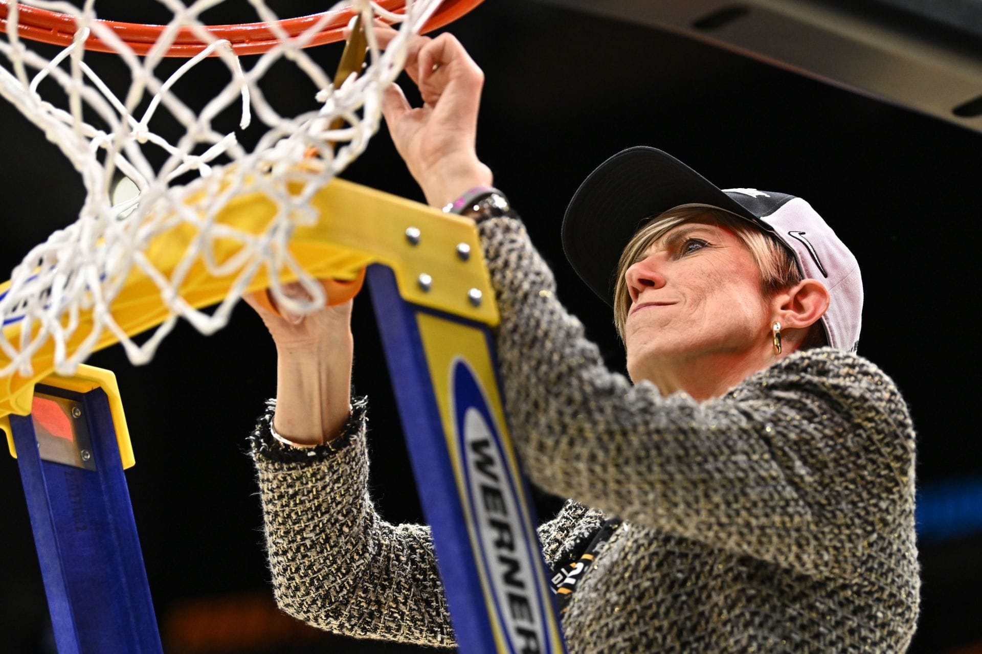 Iowa HC Jan Jensen gushes over "beautiful" Iowa hoopers as Kylie Feruebach, Jada Gyamfi & more shine on Golden Carpet