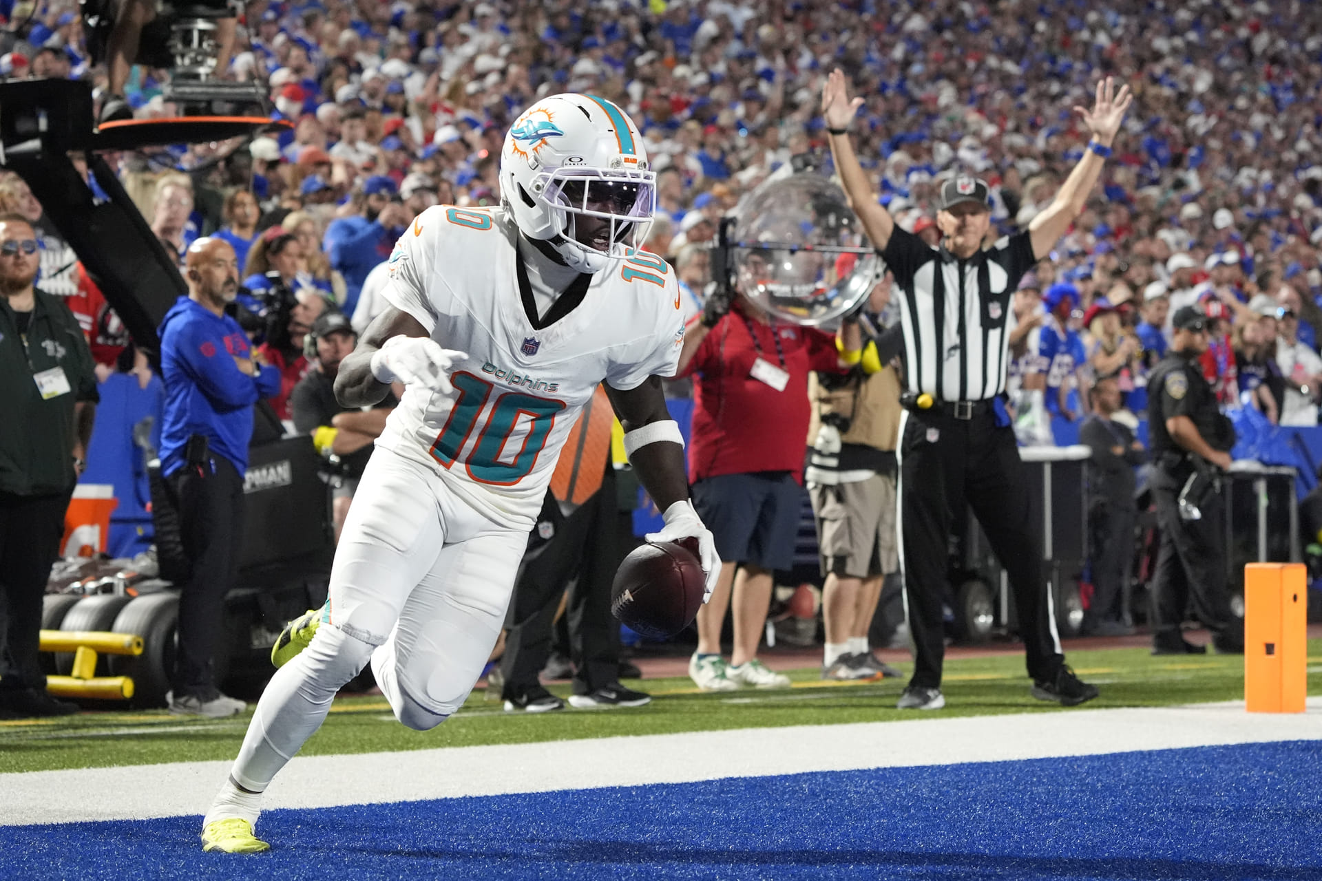 Tyreek Hill faces lawsuit as 6-foot-1 influencer Sophie Hall accuses ex-Dolphins WR of assault, battery