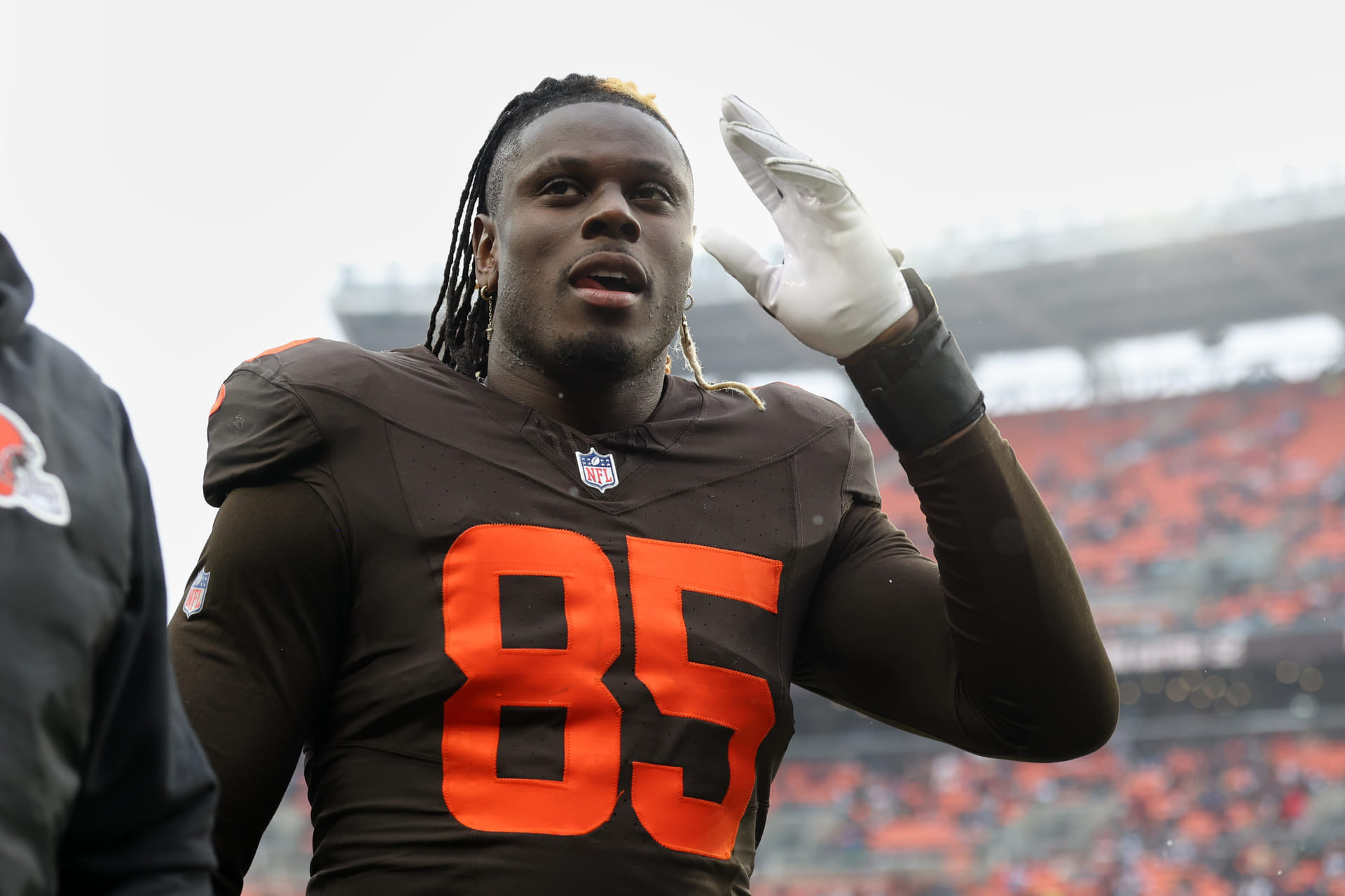 "Harbaugh really thinks Justin Herbert can save everyone": NFL fans react as David Njoku signs $8,000,000 deal with Chargers