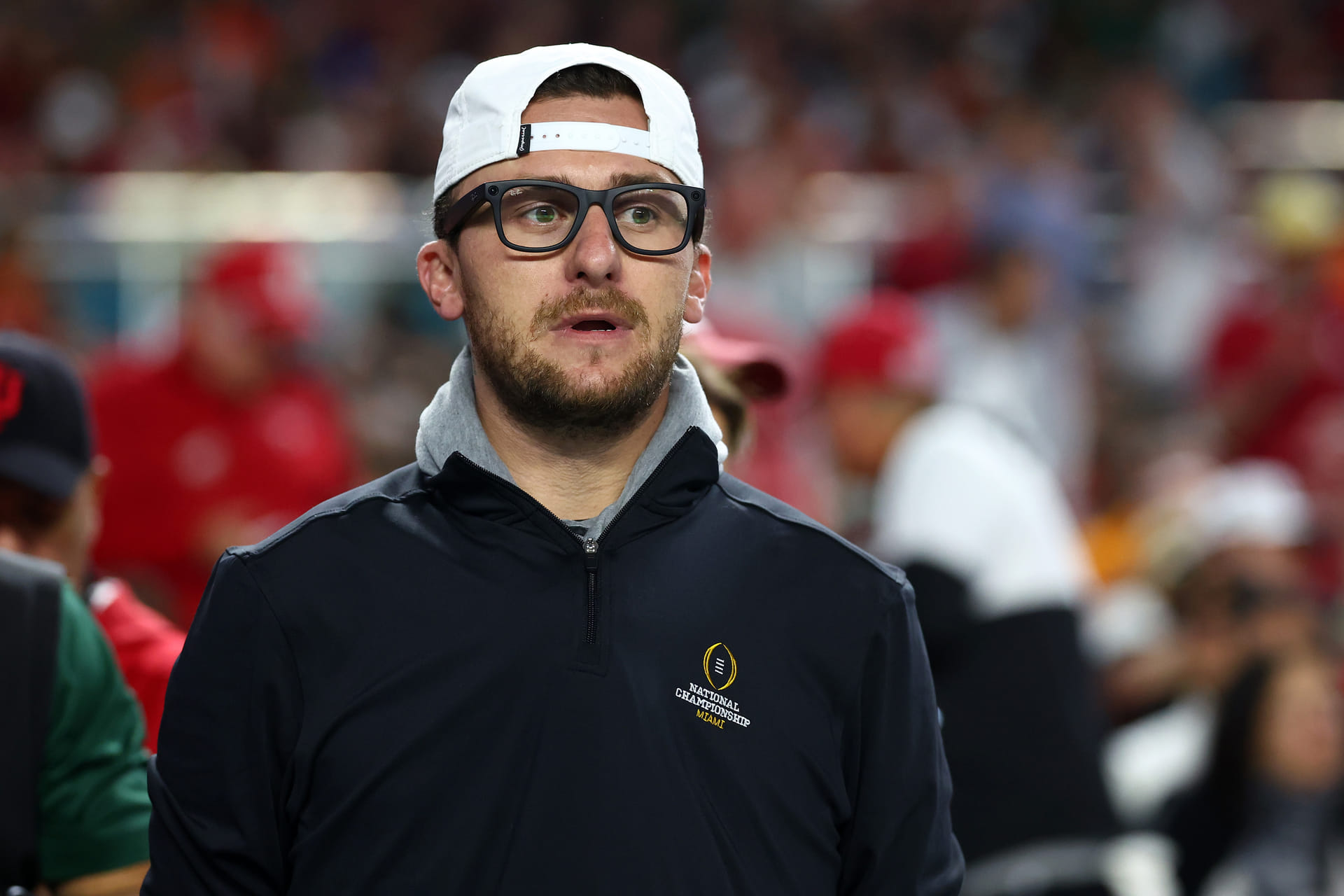 "Fighting like a crackhead" "opposite work ethic of Shedeur": NFL fans mock Johnny Manziel for dominating Bob Menery in MMA fight